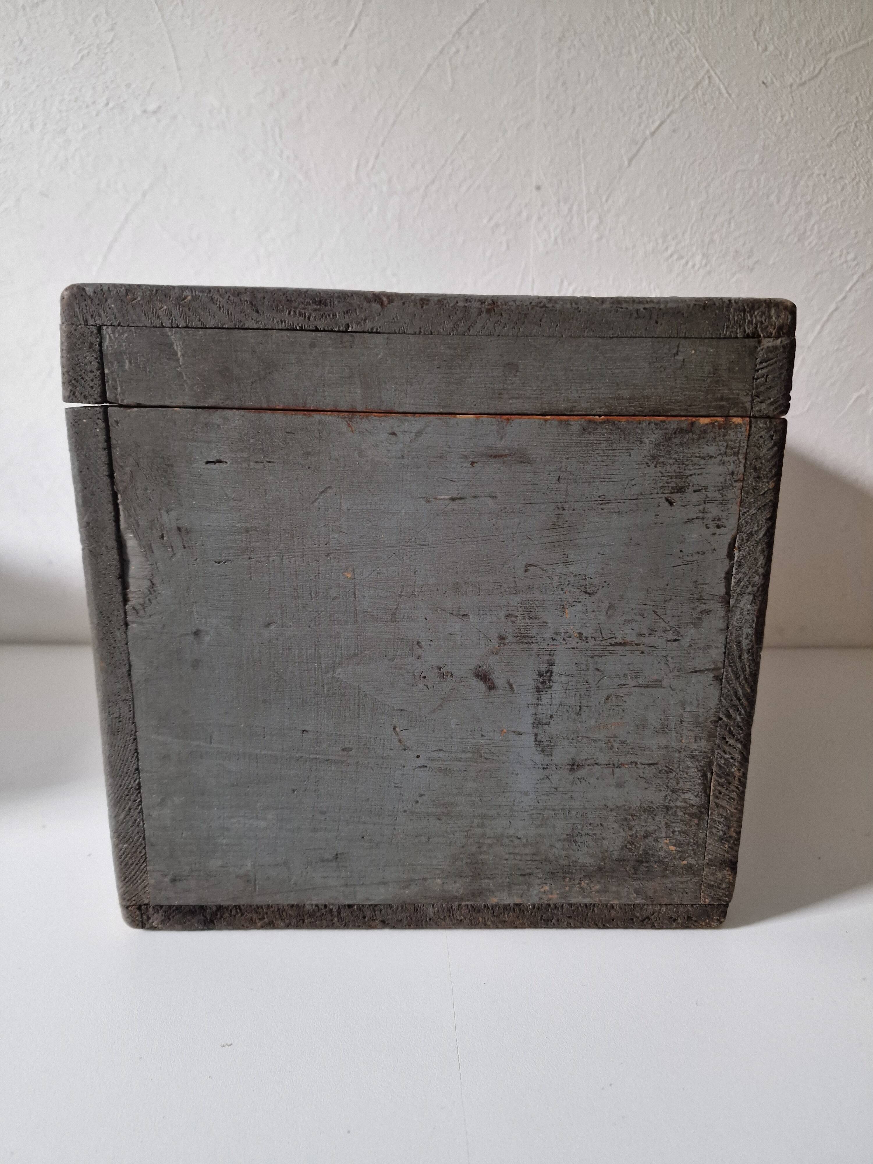 Boite coffre en bois patinée grise
