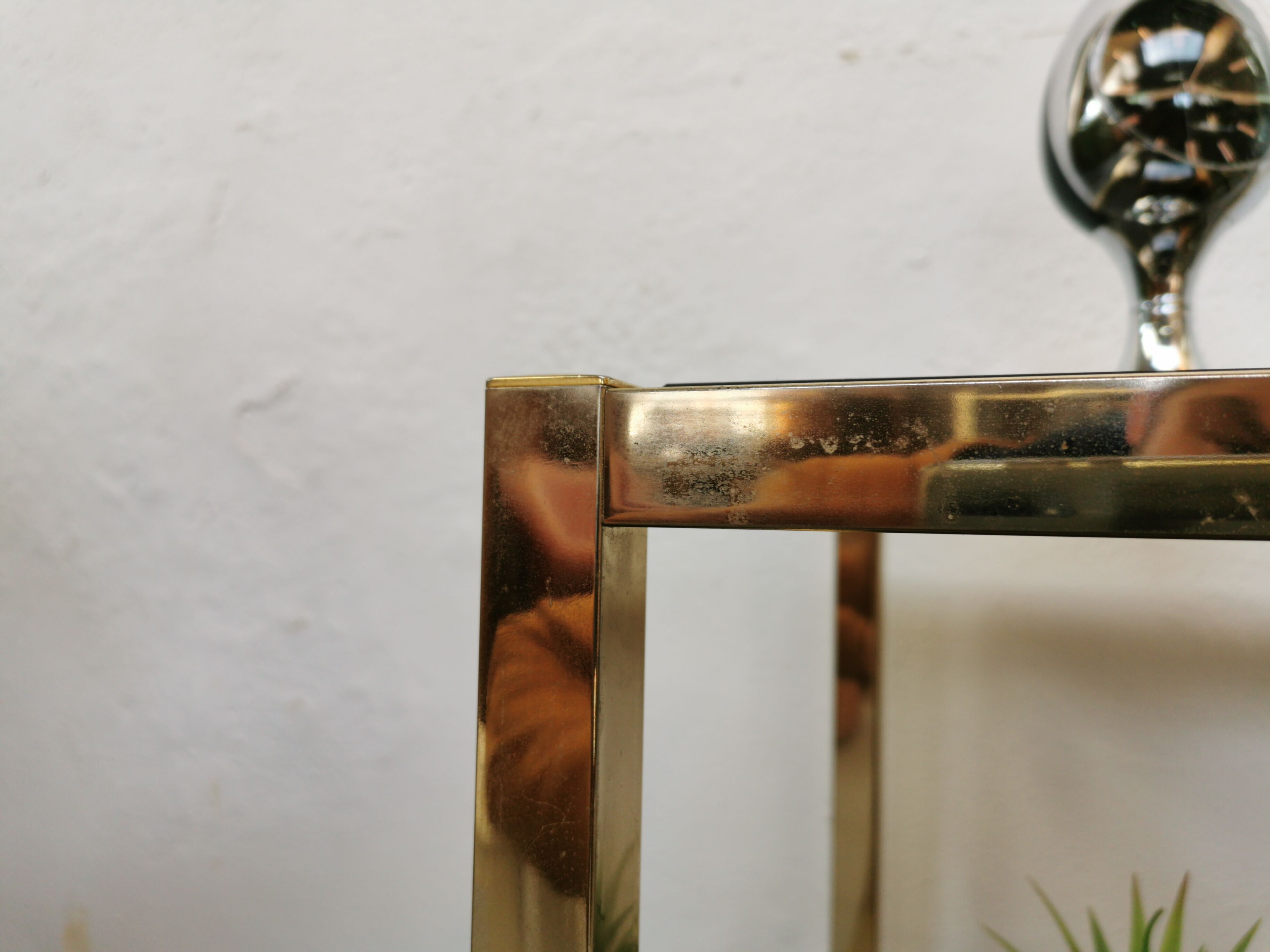 Serving table in brass and glass