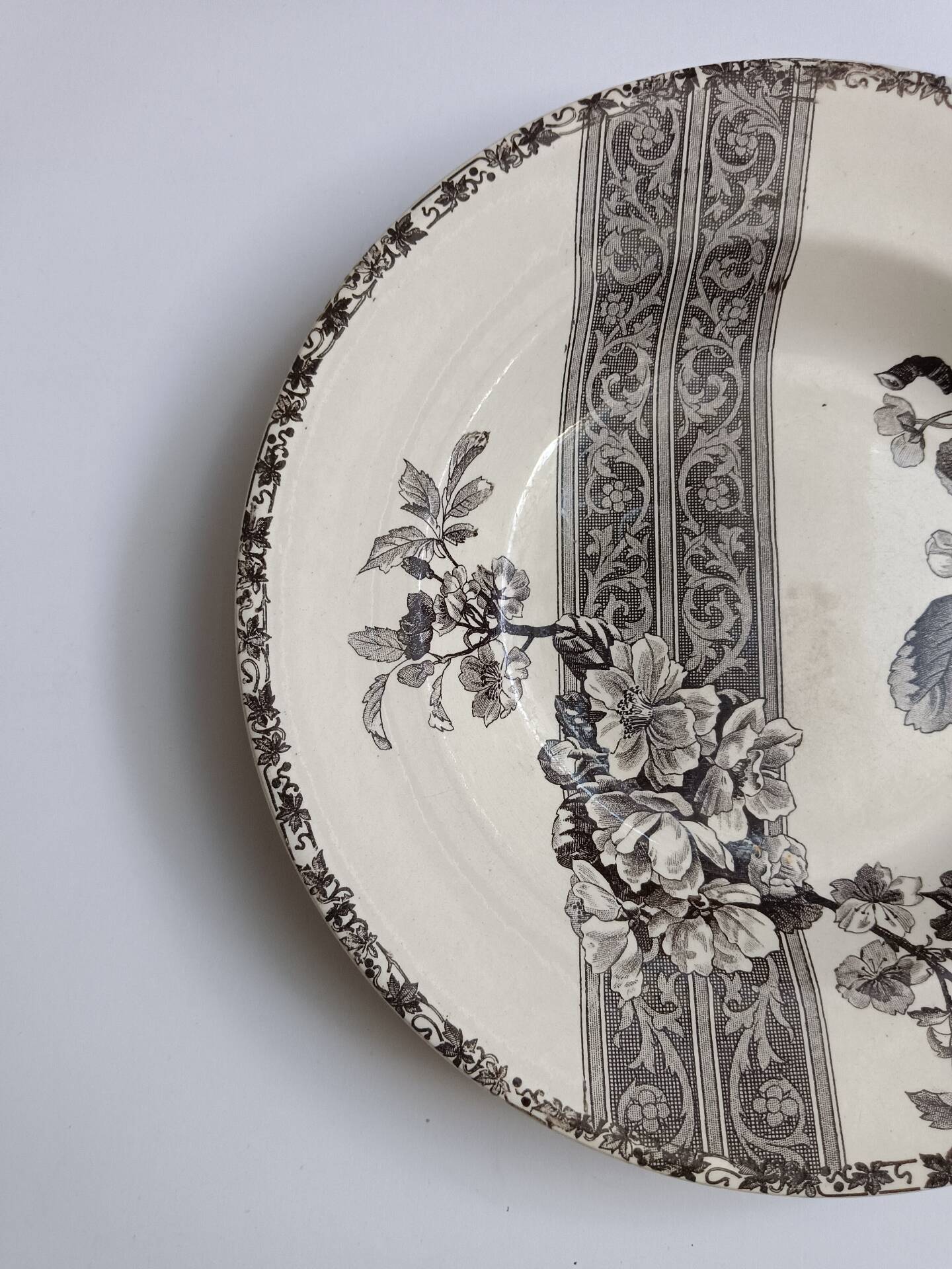 Hollow decorative plate Choisy-le-Roi black flowers and border