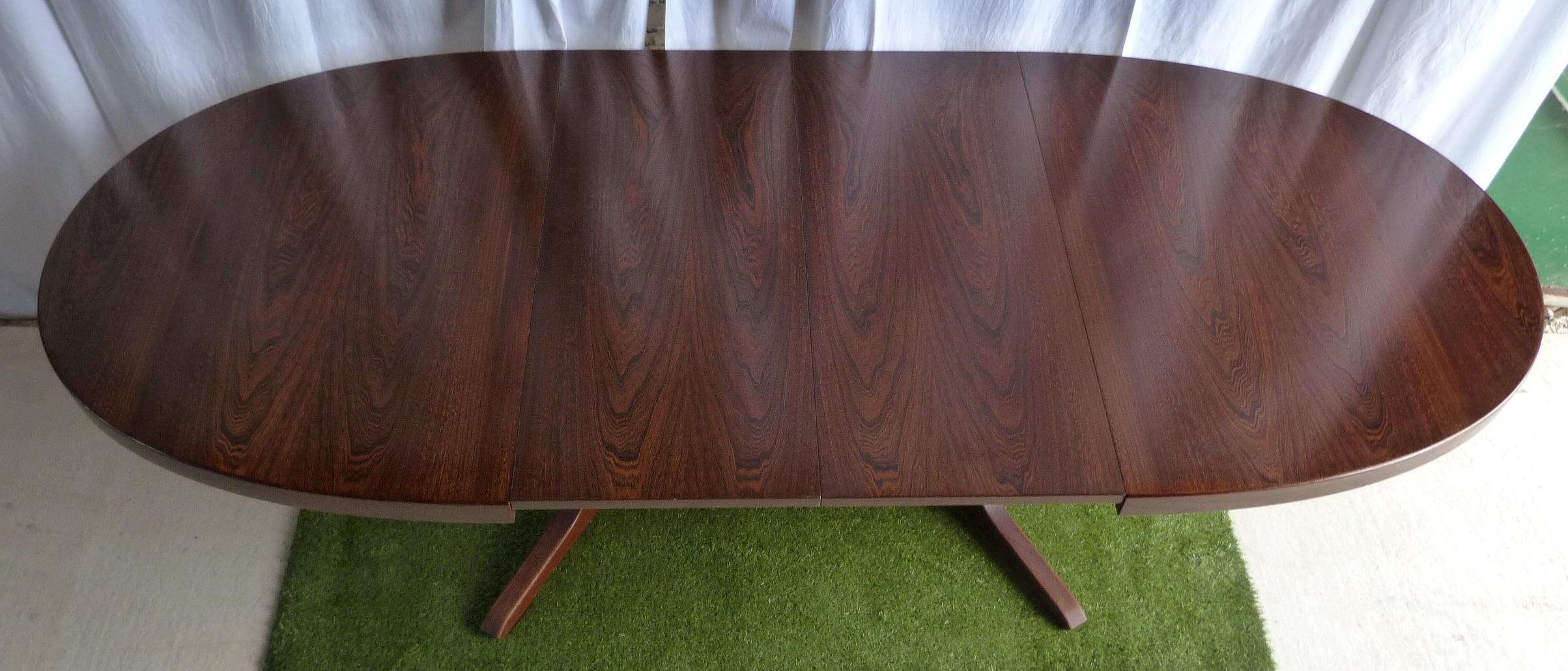 Extendable oval table