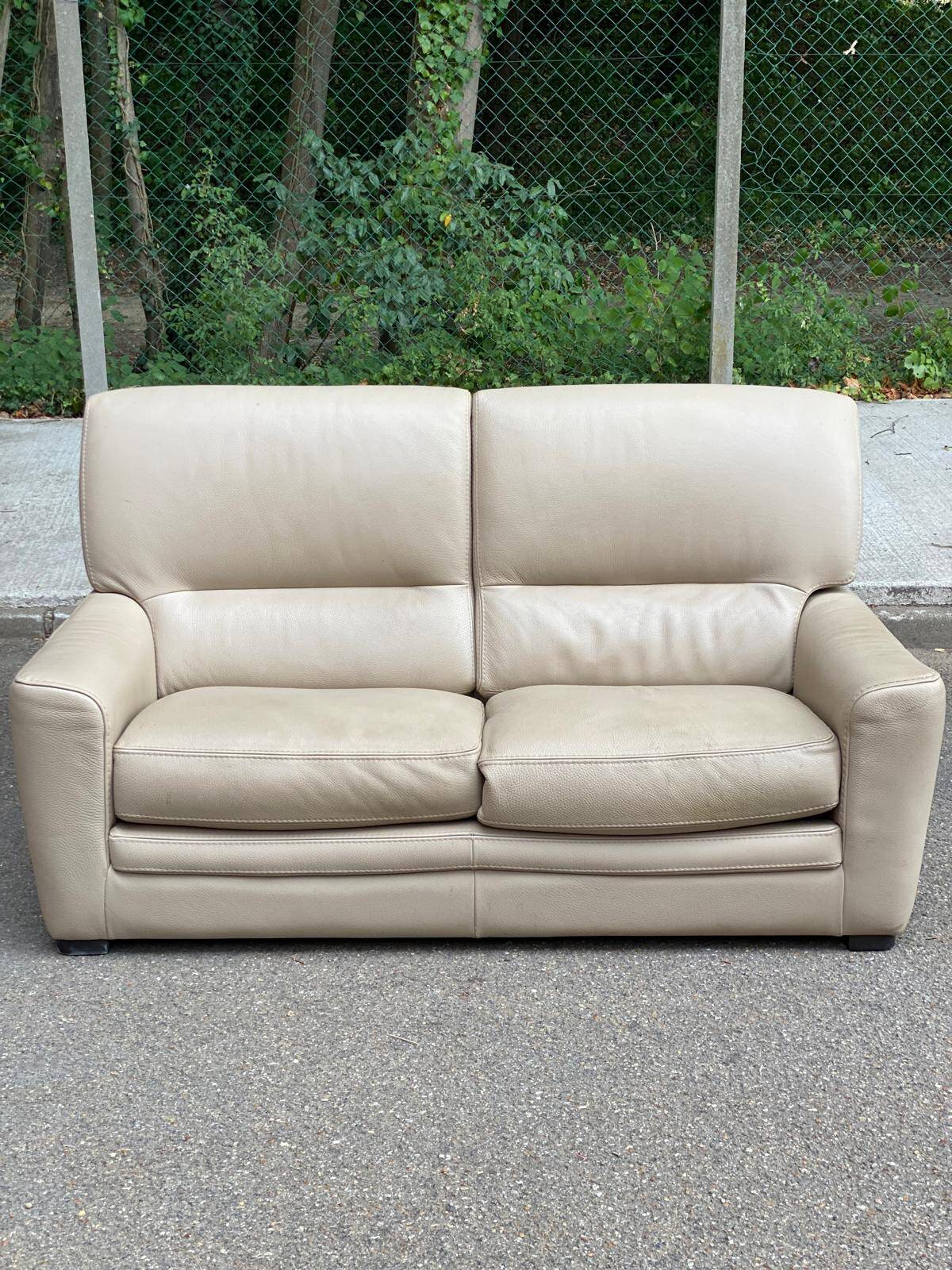 2/3-seater sofa in genuine beige leather by Roche Bobois. Very good condition, great comfort.