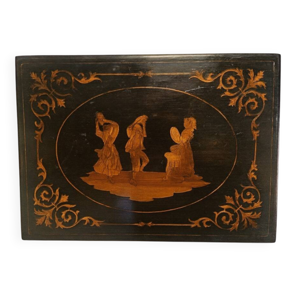 Coffret en marqueterie de Sorrente avec une scène de trois danseurs en médaillon — Beyit
