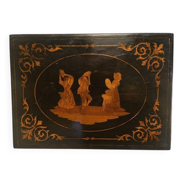Coffret en marqueterie de Sorrente avec une scène de trois danseurs en médaillon