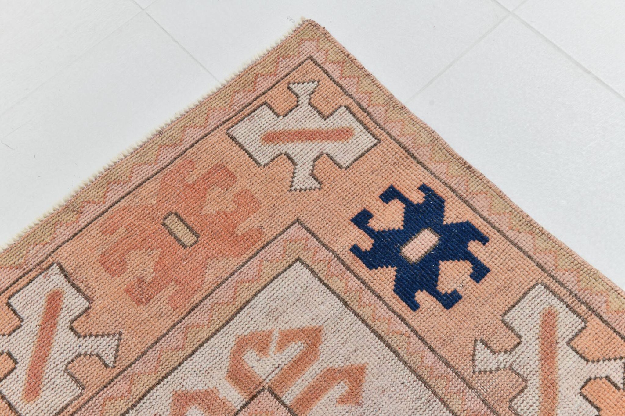 Tapis persan bleu marine et crème