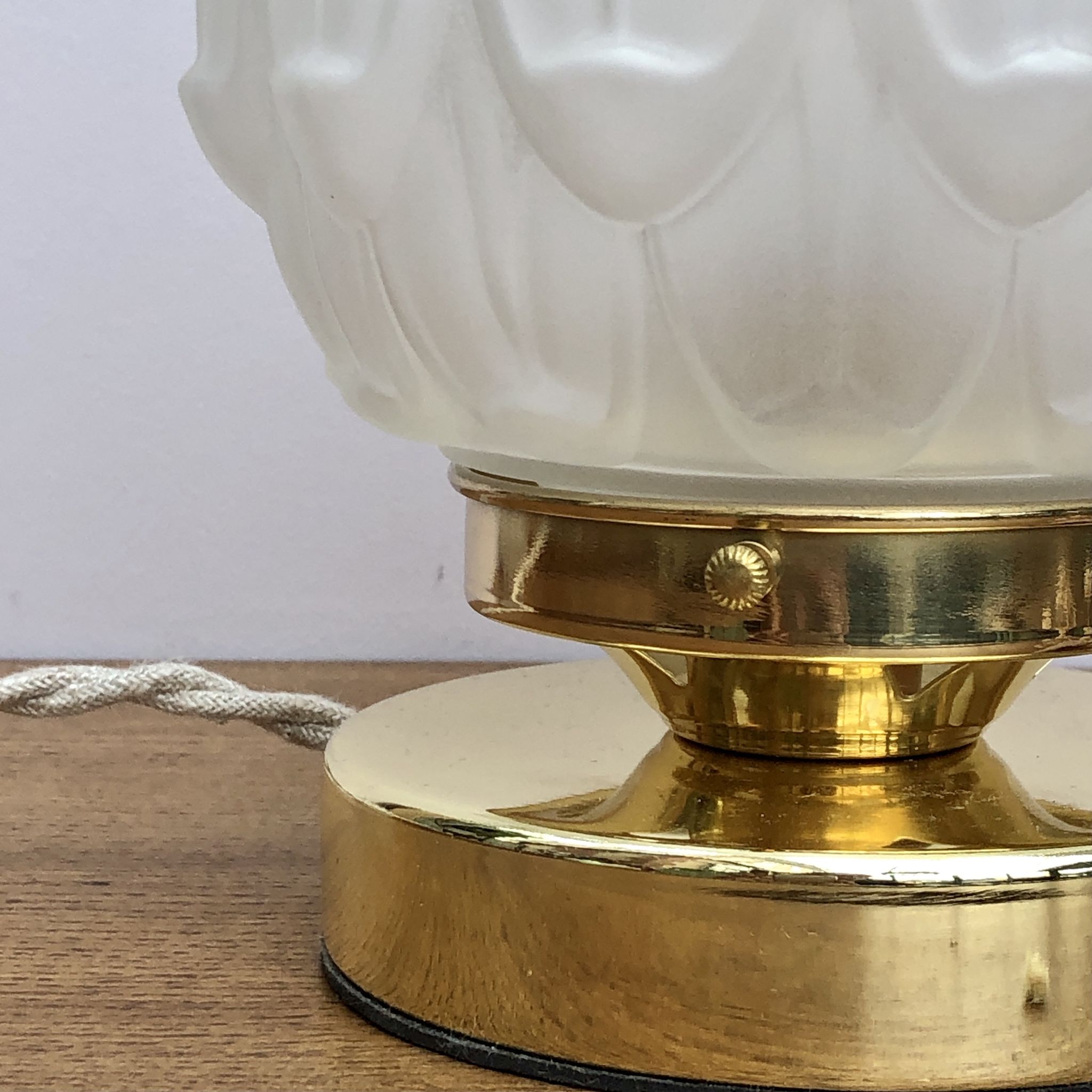 Lampe à poser globe vintage art déco en verre dépoli
