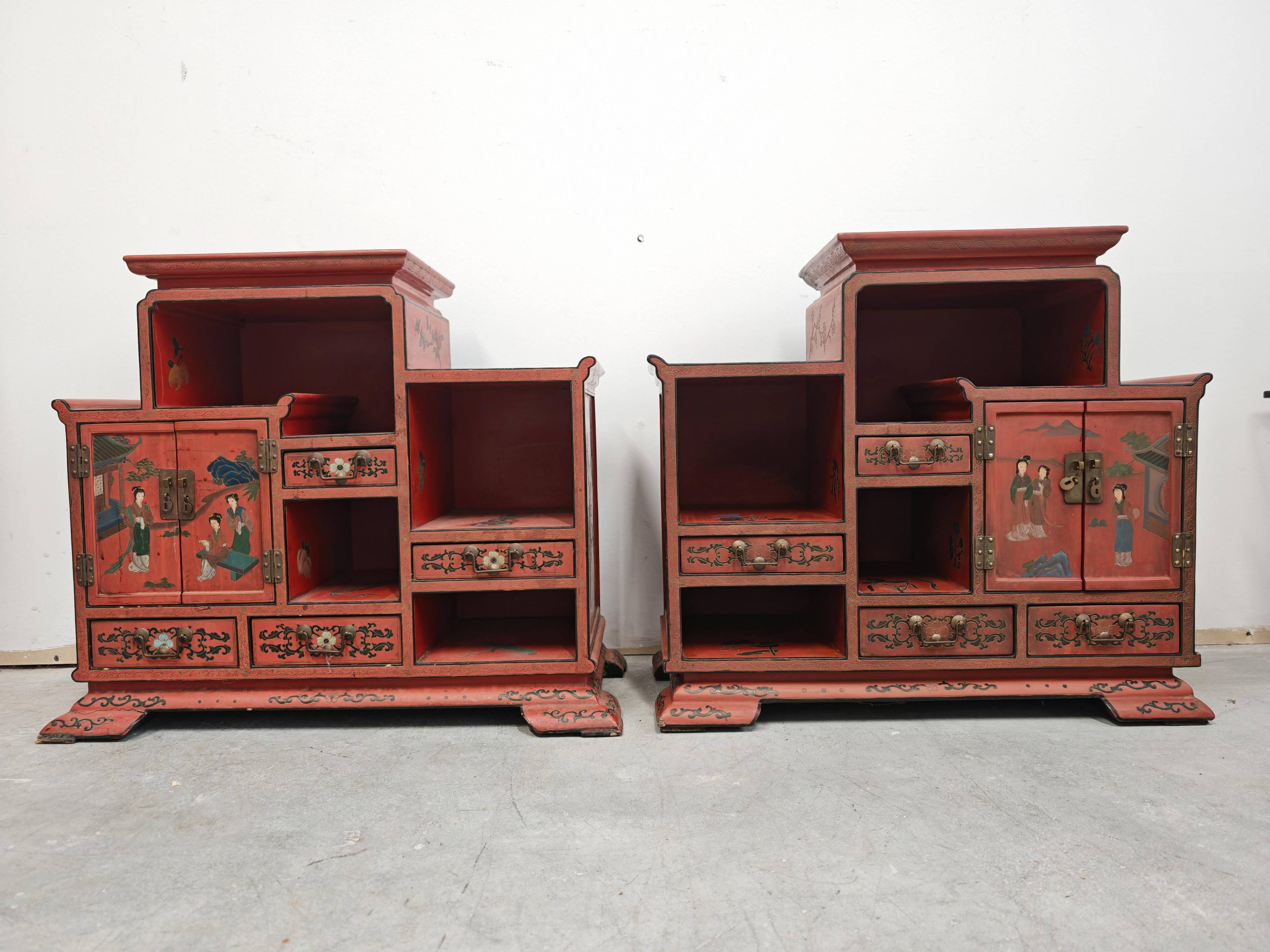 Antique bedside tables in lacquer with hand-painted decorations.