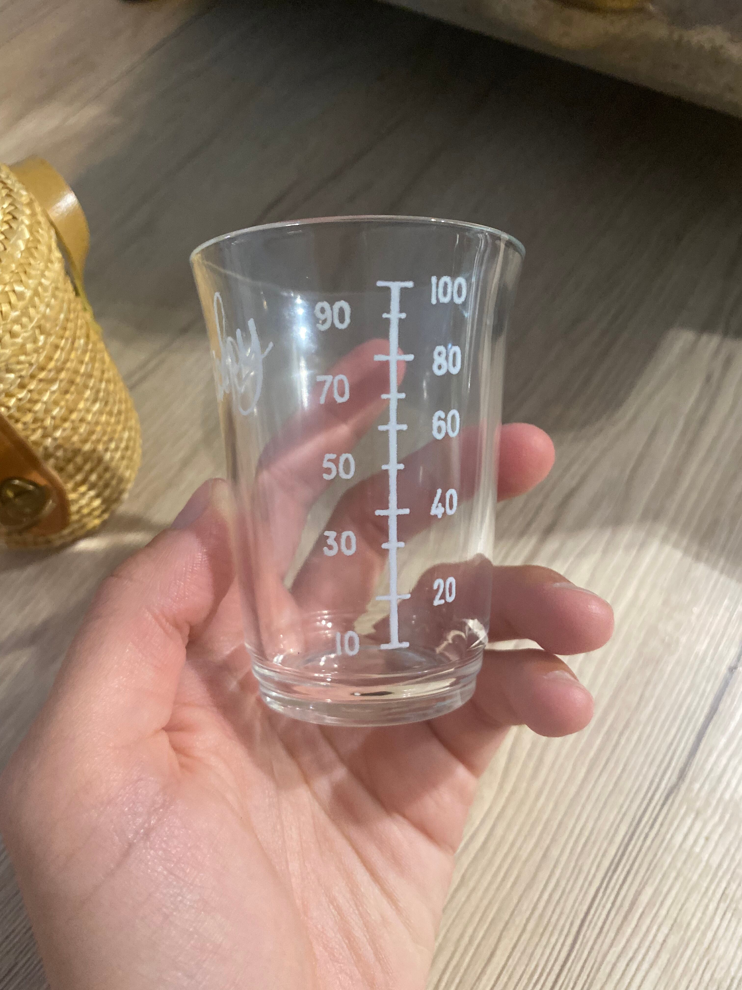 Vichy curist glass graduated in his leather and straw bag