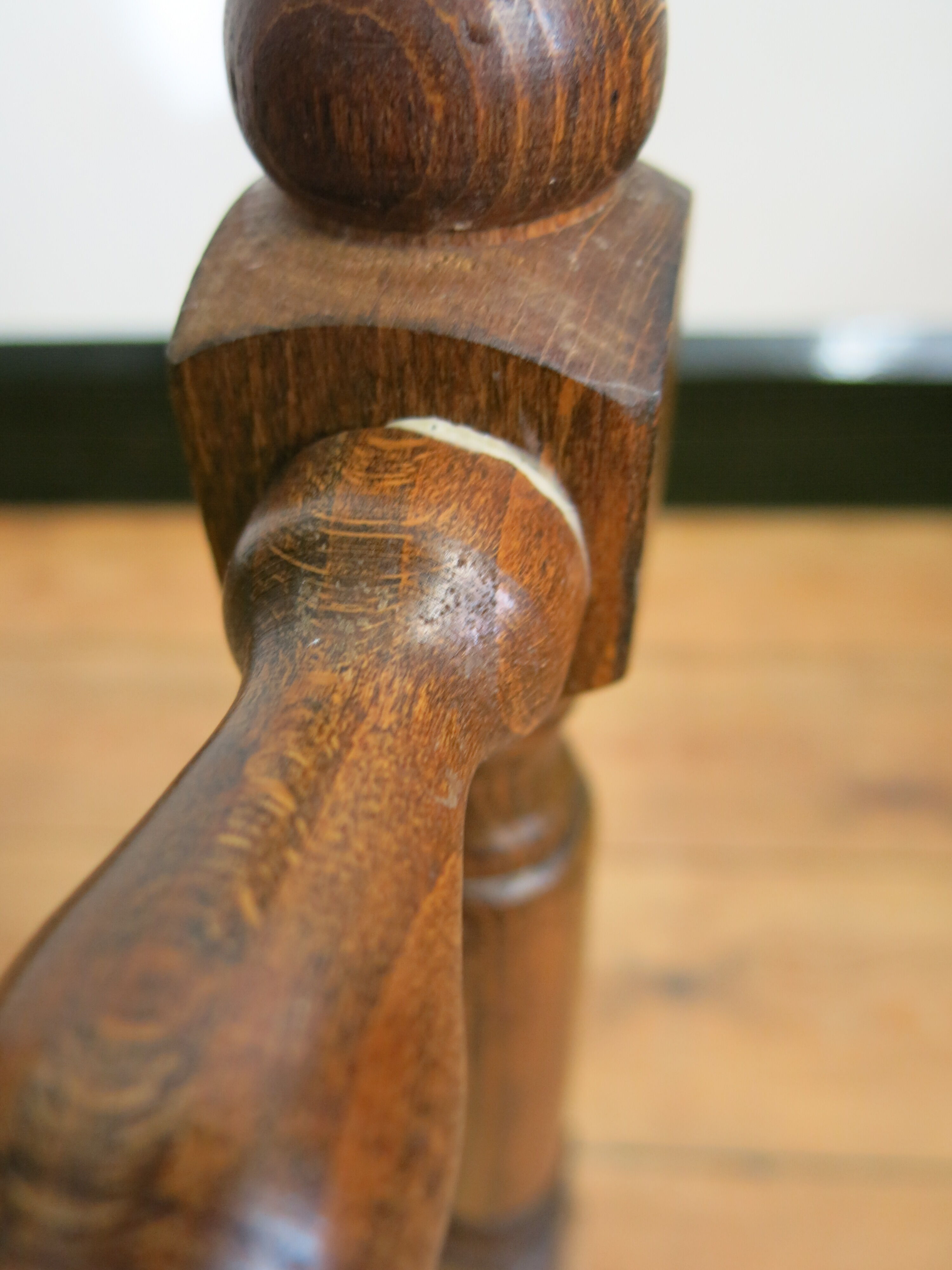 Repose-pieds en bois et velours beige
