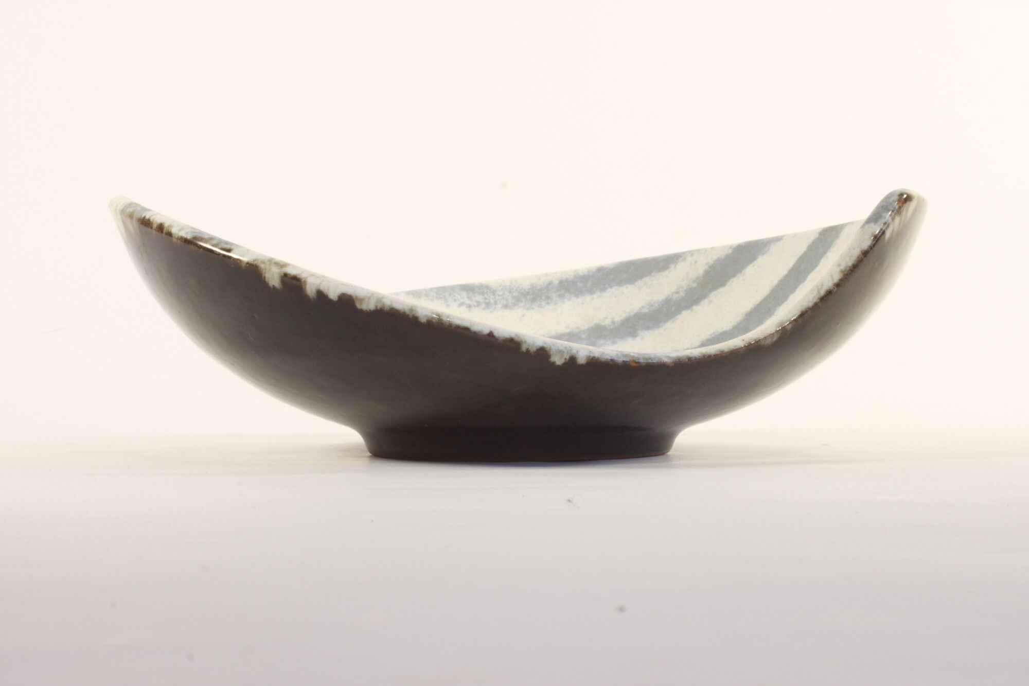 Striped ceramic vide-poche bowl by Carstens Tönnieshof, Germany 1950s.