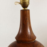 Pied de lampe en bois tourné signé