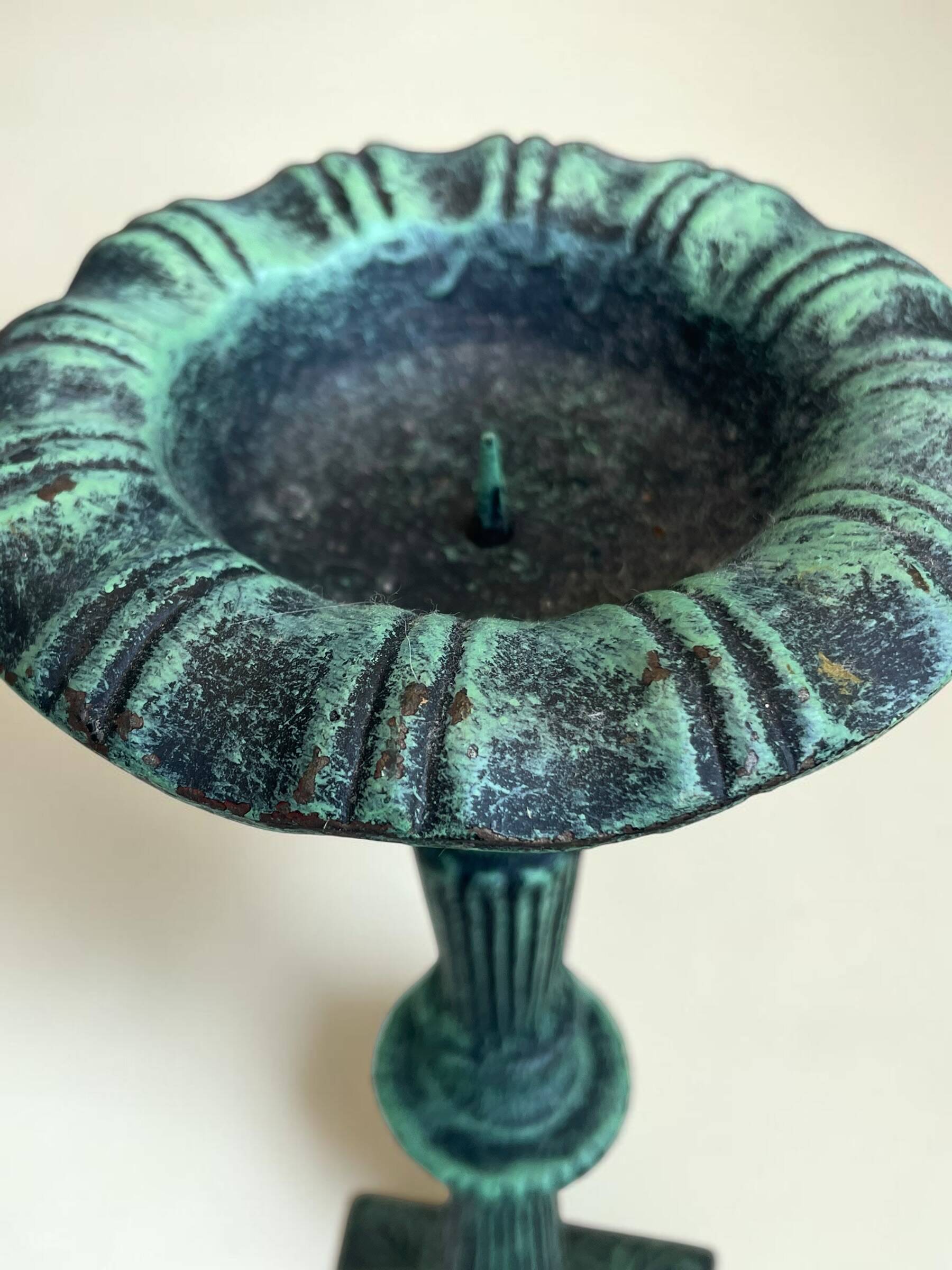 Vintage candlestick holder in patinated green-grey cast iron, 32.5 cm