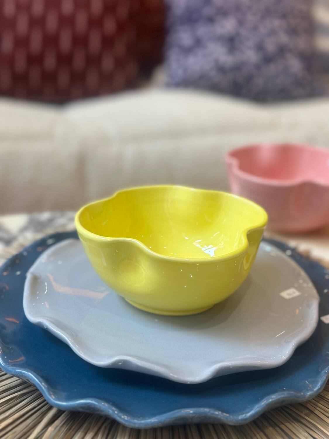 Bol céramique émaillée artisanal fleur trèfle pop jaune citron