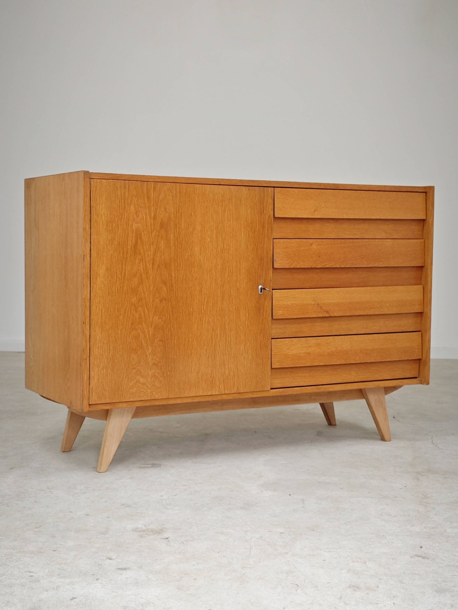Buffet U 458 chêne clair Jiri Jiroutek pour Interier Praha 1960
