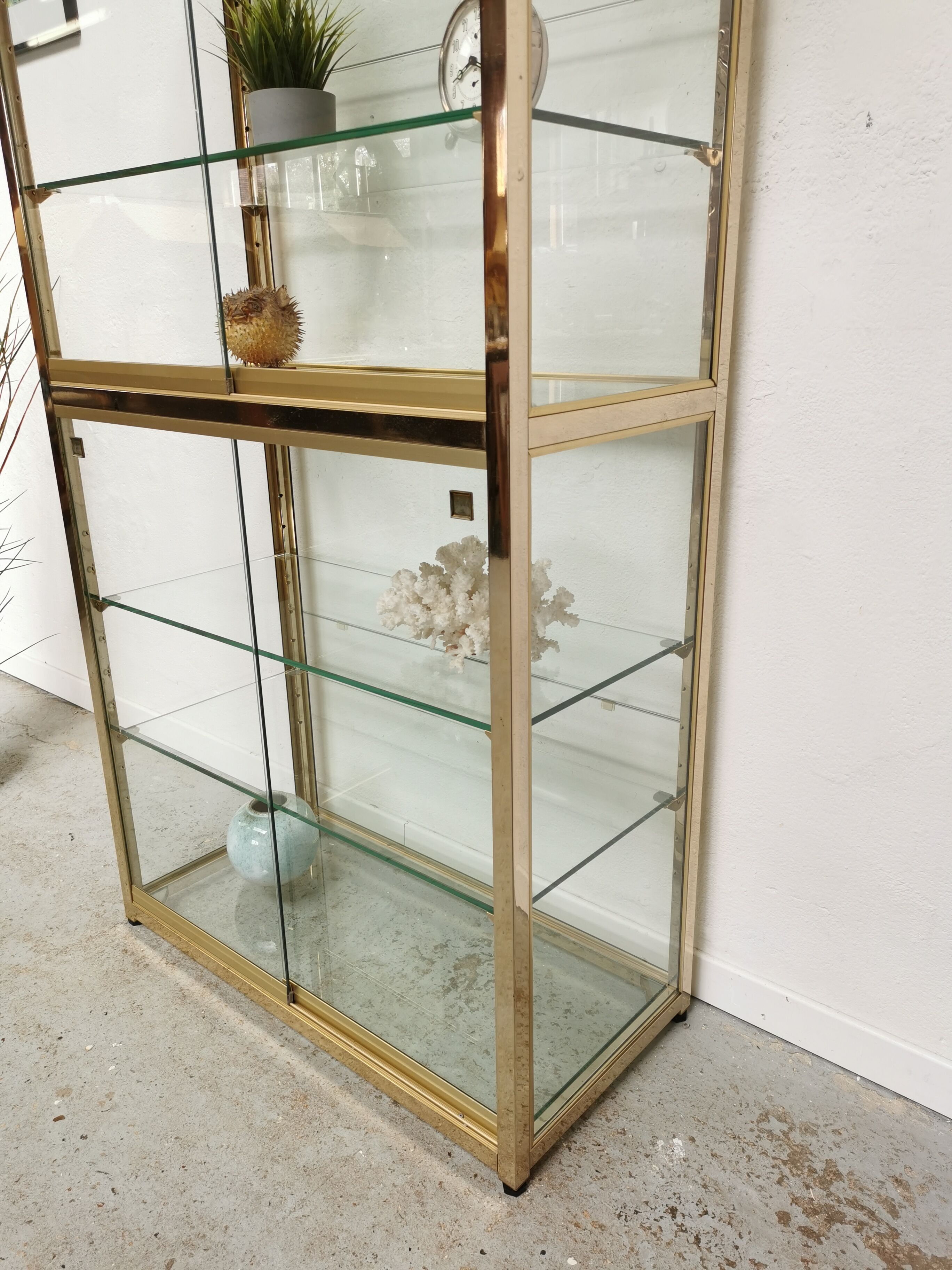 Vitrine laiton étagère verre design 1970