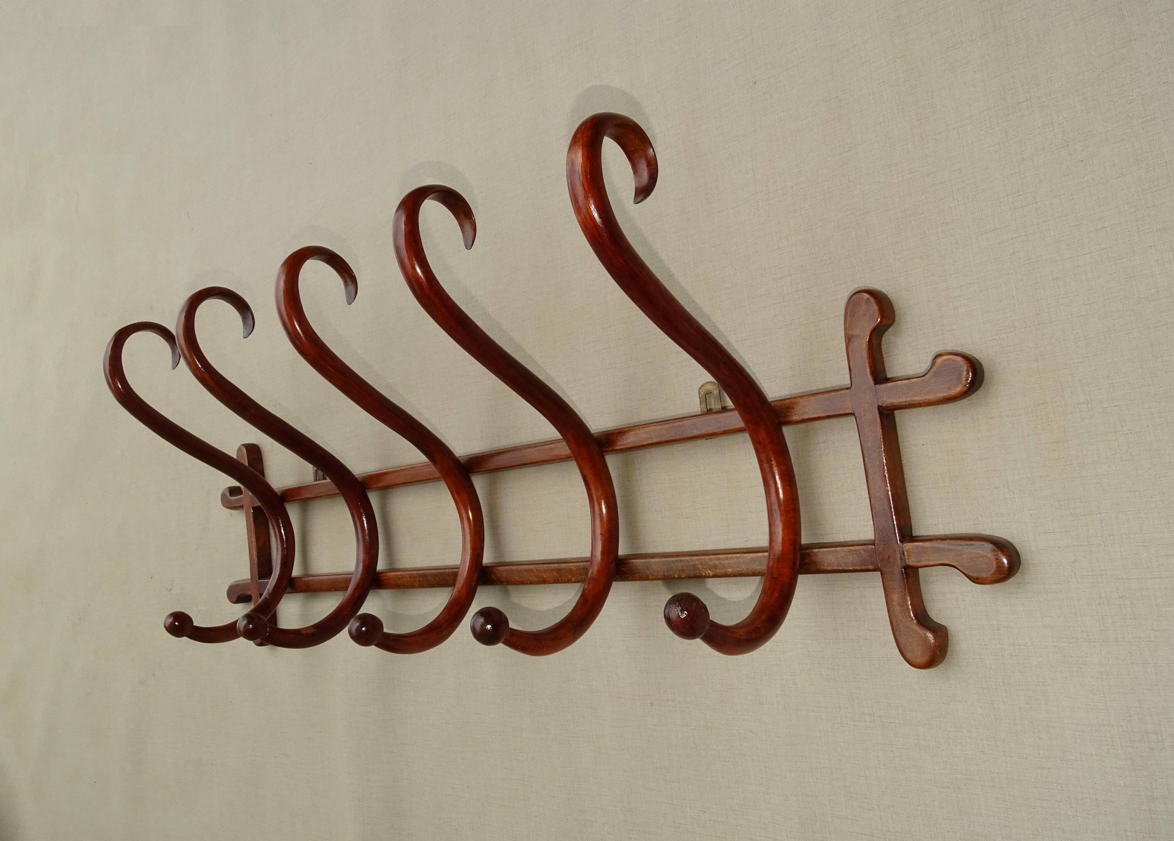 Wall-mounted coat and hat rack with 5 hooks by Thonet - 1900 - curved wood