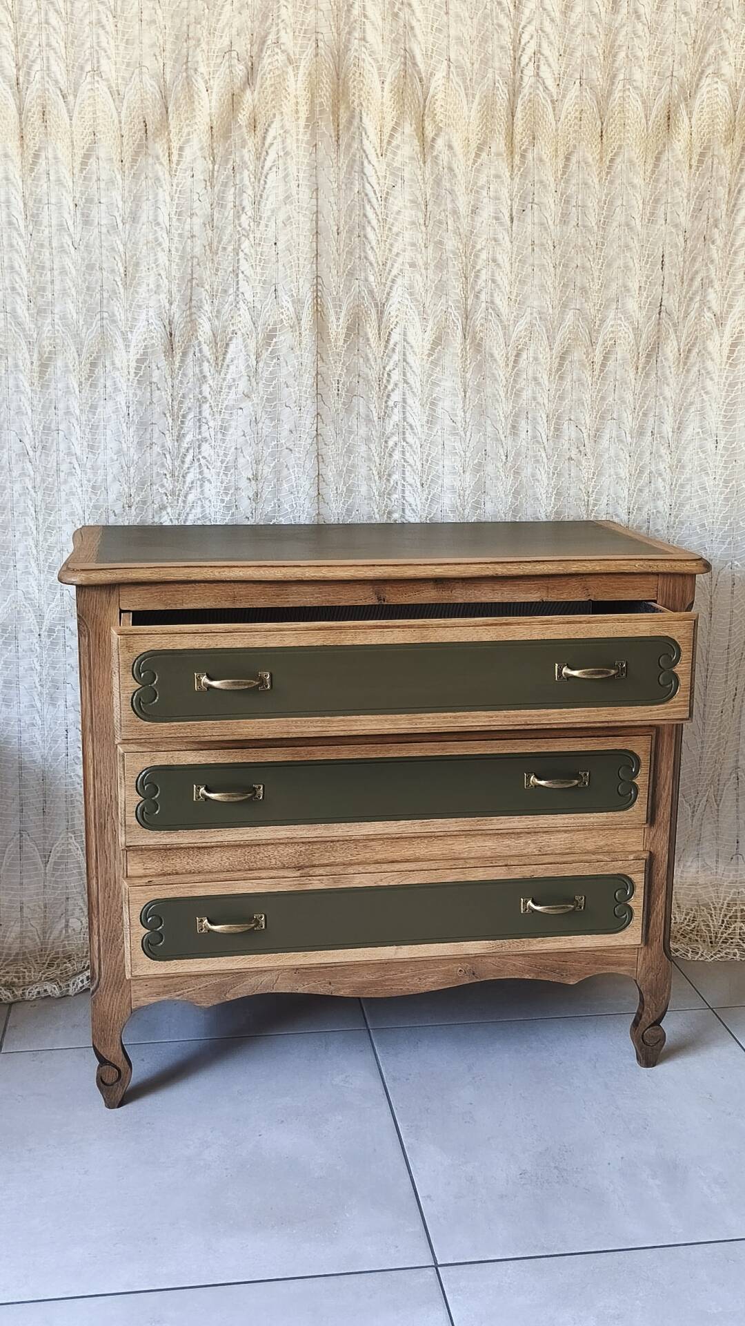 Oak chest of drawers
