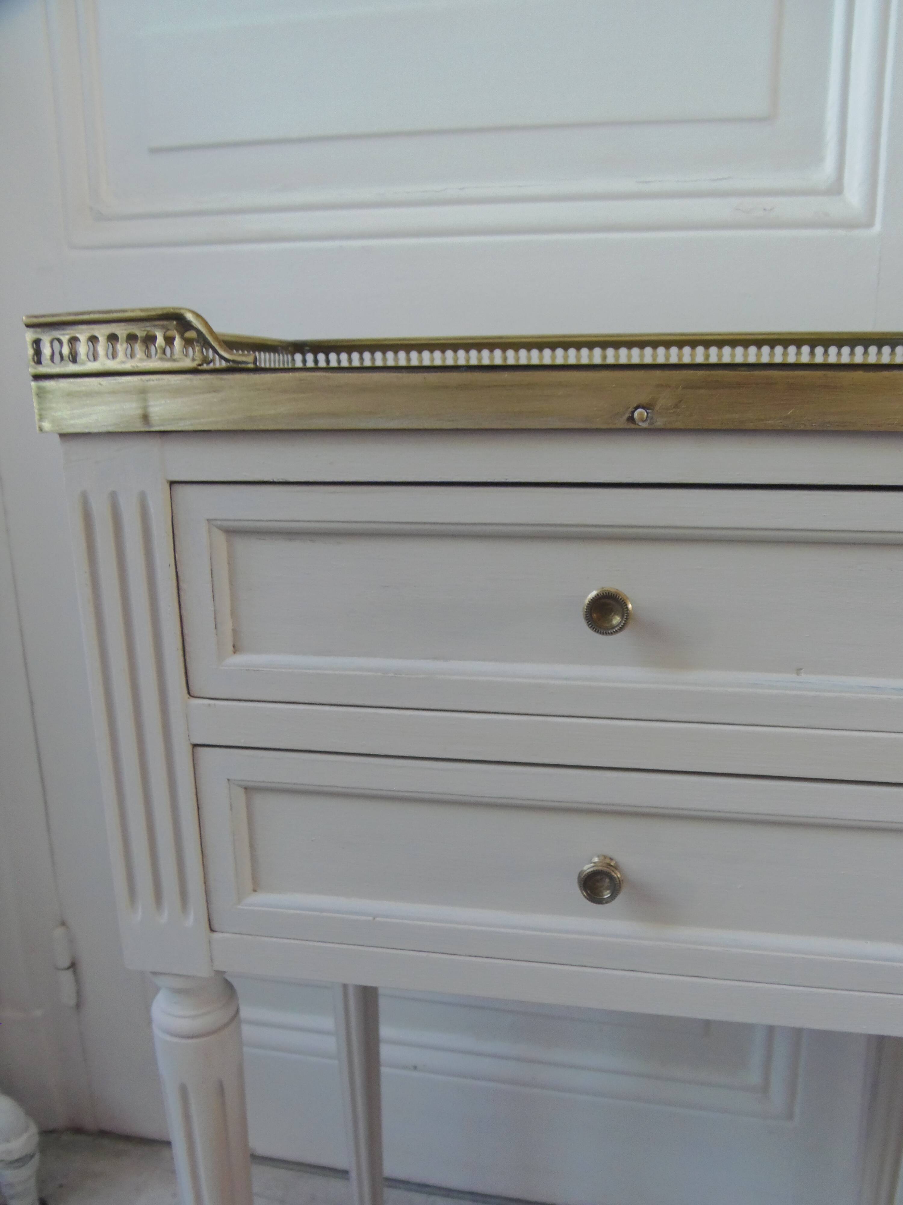 Pair of beautifully crafted bedside tables, end tables, pearl gray.
