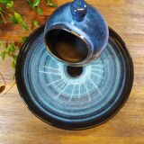 Plate with color effects in blue