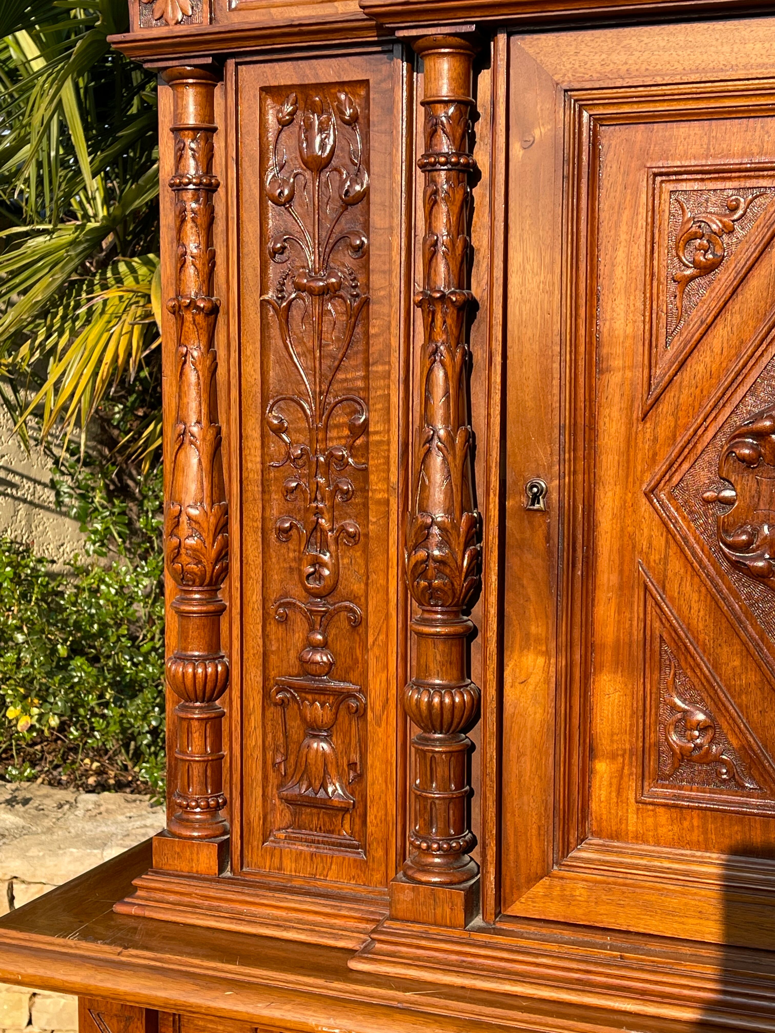 Cabinet en noyer avec incrustations de marbre style renaissance