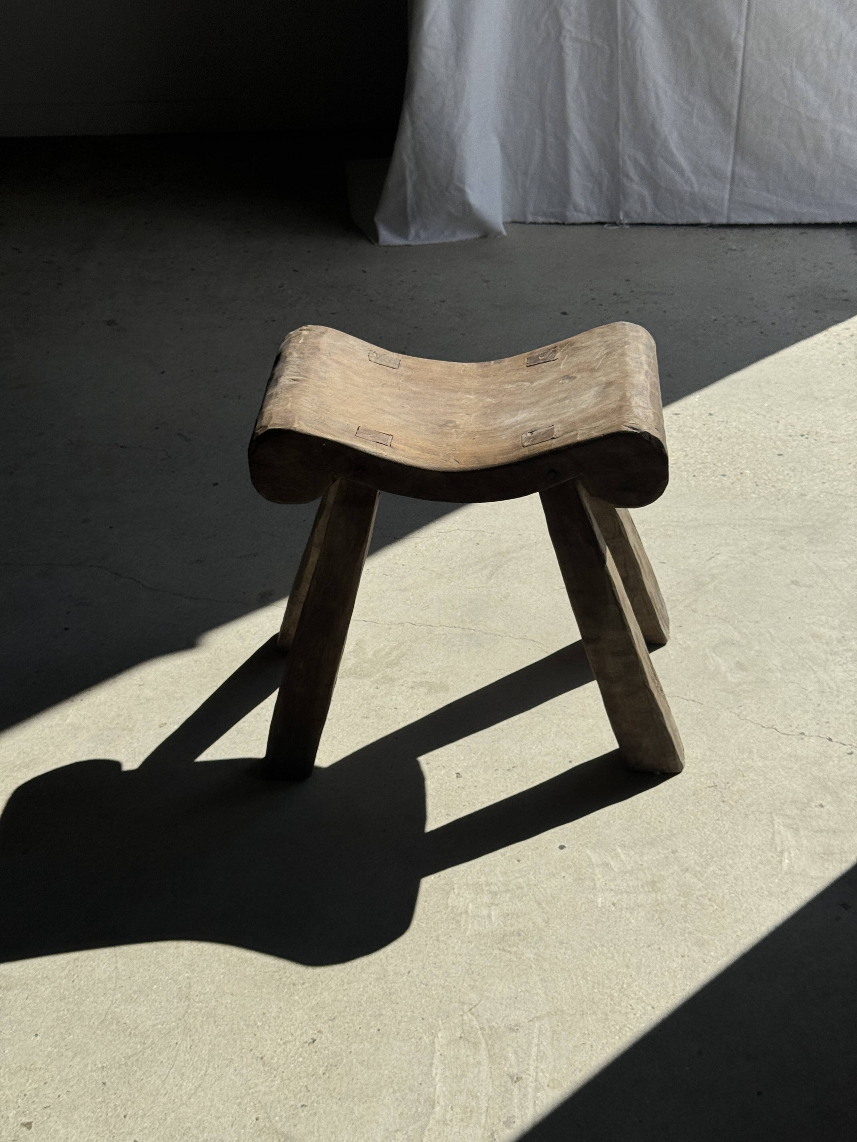 Four-legged stool in antique teak from Indonesia H 50 L 52