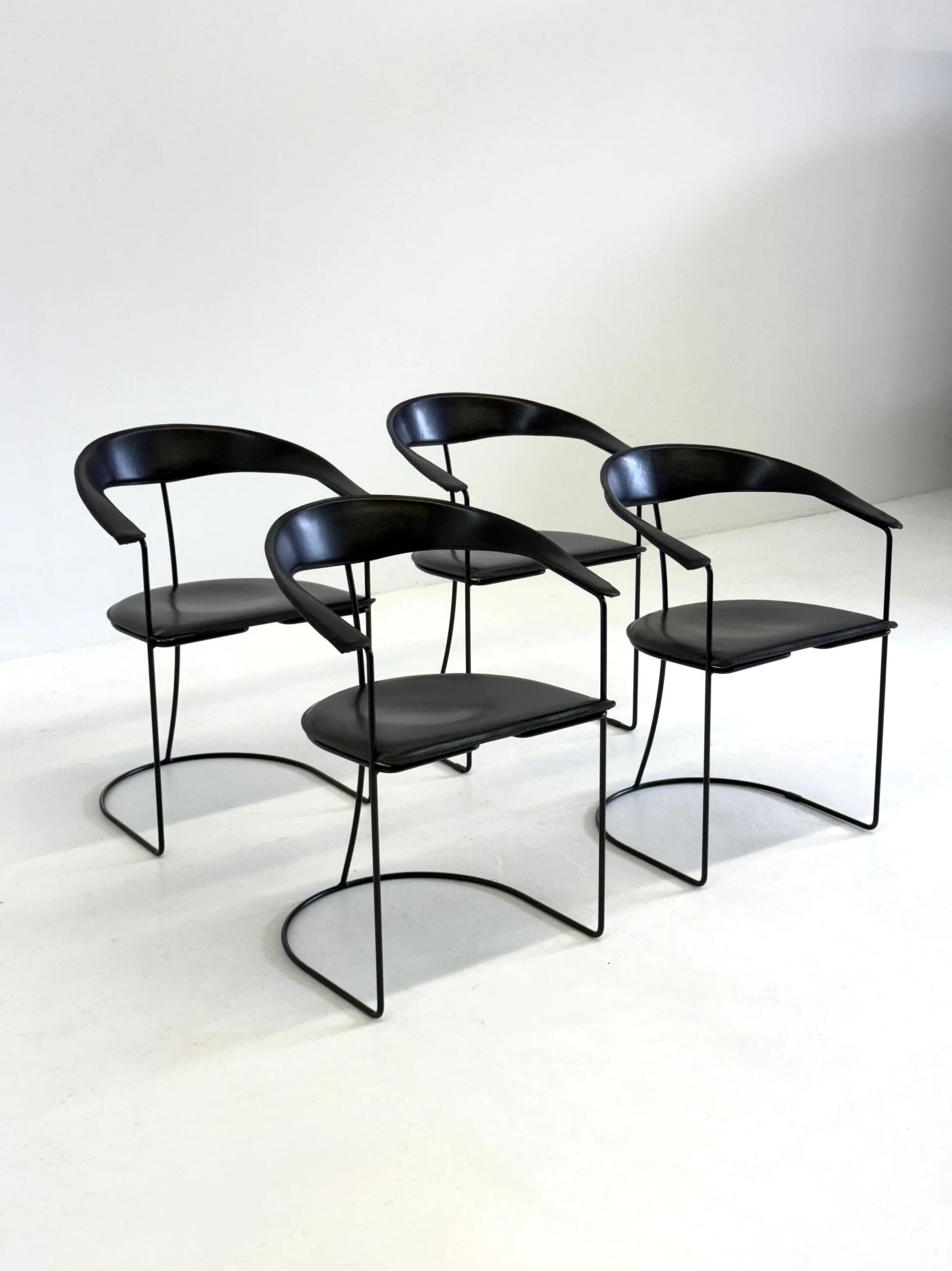 Ensemble de 8 chaises de salle à manger vintage Arrben Ursala en cuir noir.