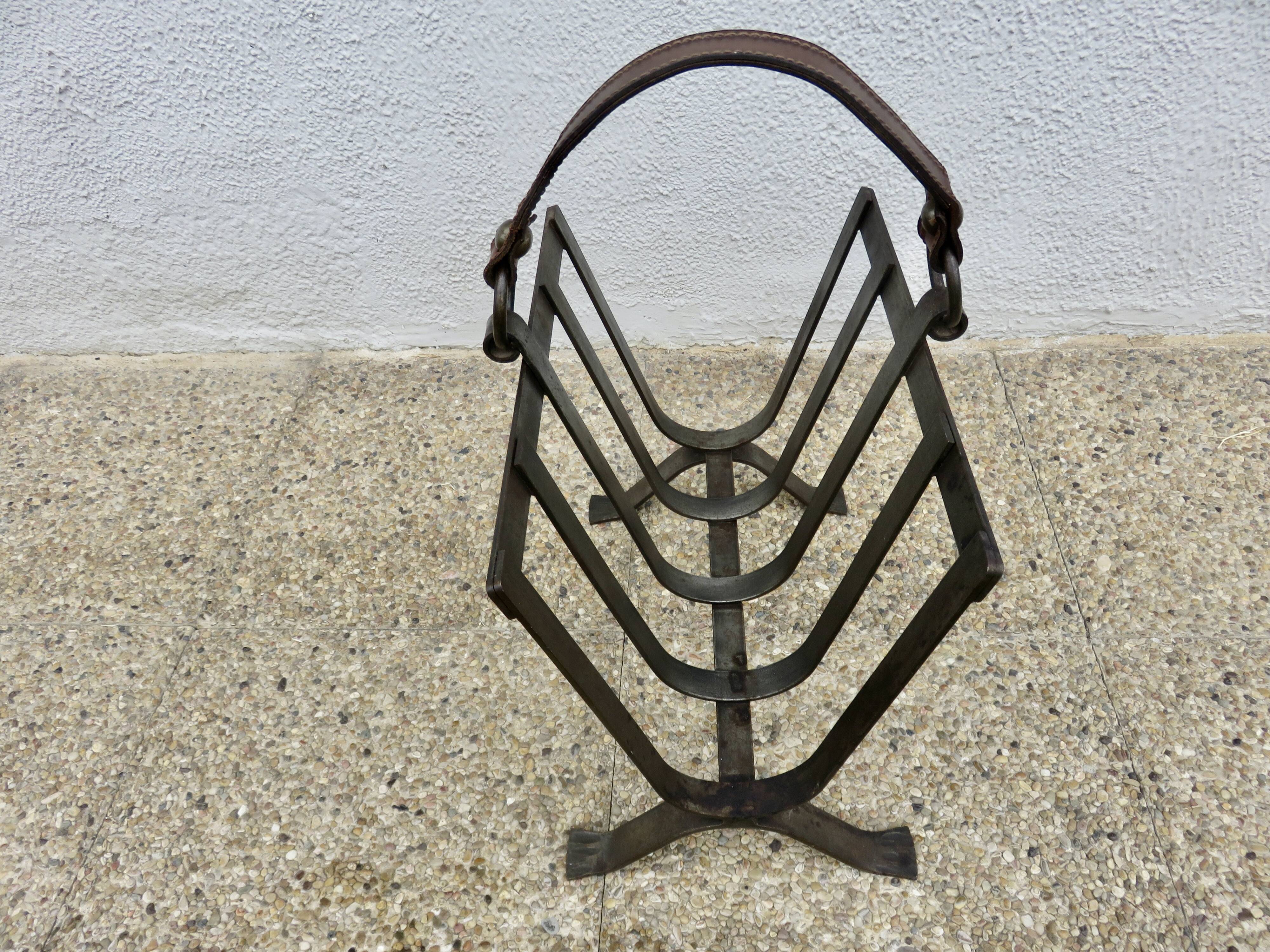 Porte revue en acier brut et cuir, dans le style de Jacques Adnet