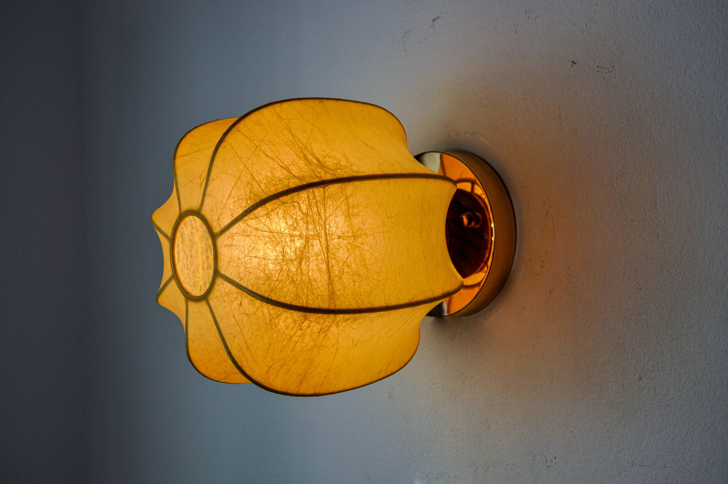 “Cocoon” wall lamp, resin and pine, Italy, 1970