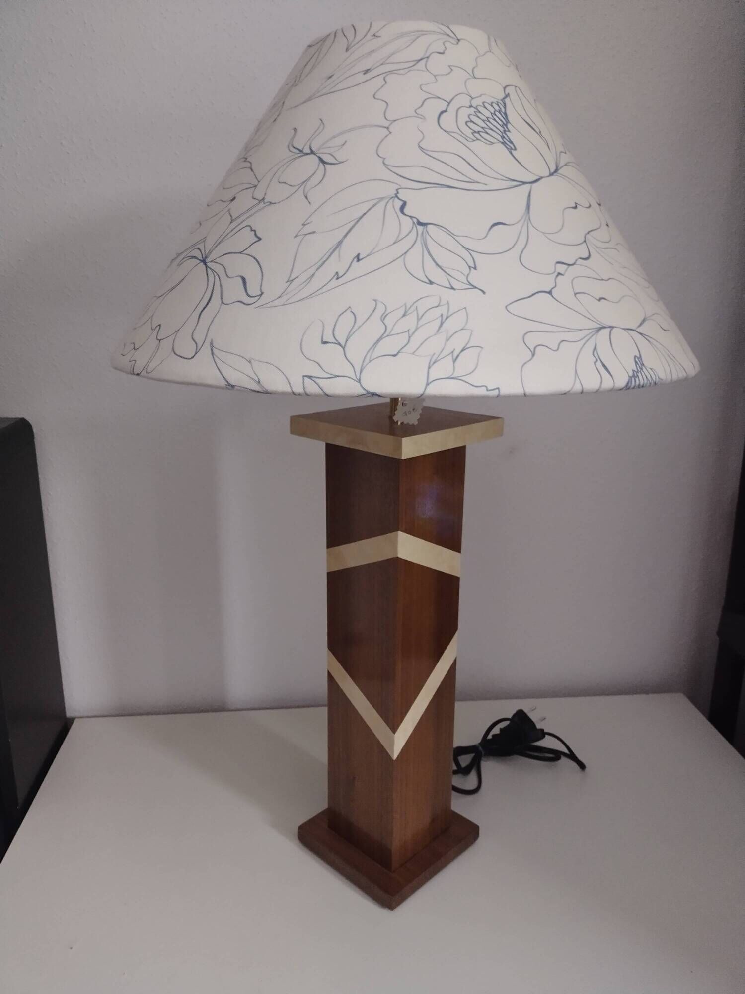 Accent lamp in American walnut veneer.