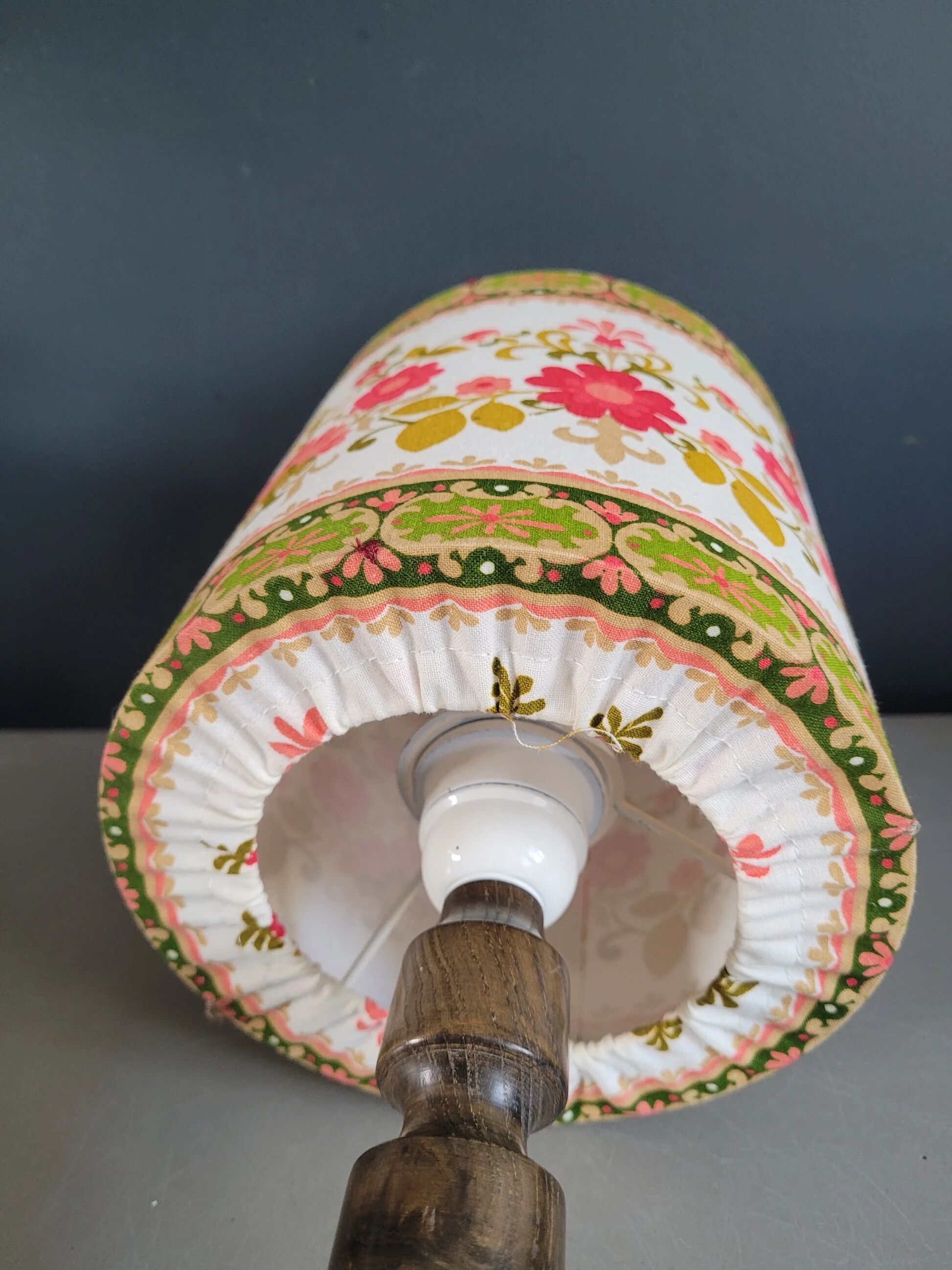 Bedside lamp with turned wooden base and floral shade - Ref 957