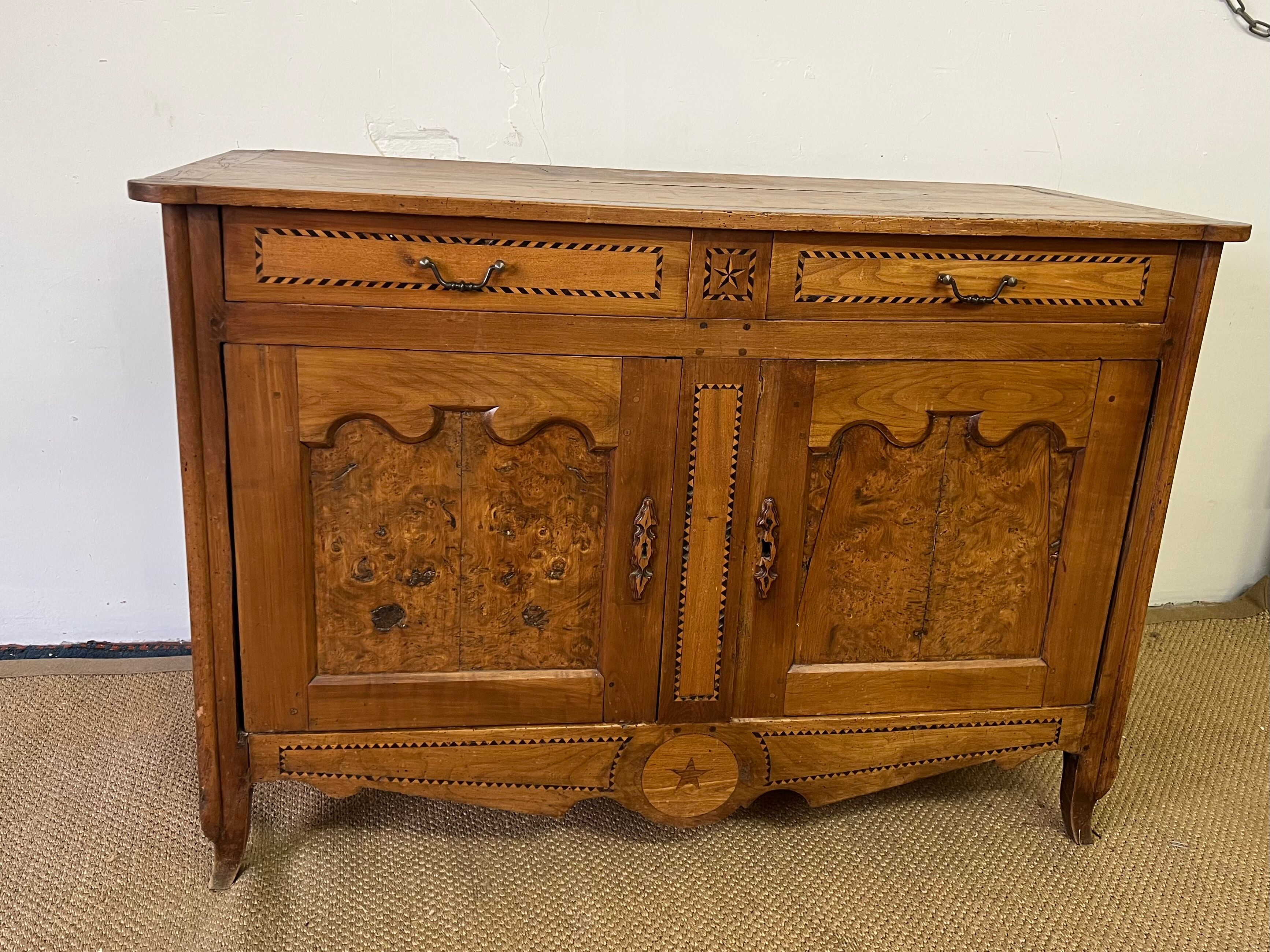 Buffet XIXème en marqueterie et loupe d’orme