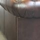 Canapé Chesterfield anglais 2,5 places en cuir de vachette flammé marron foncé