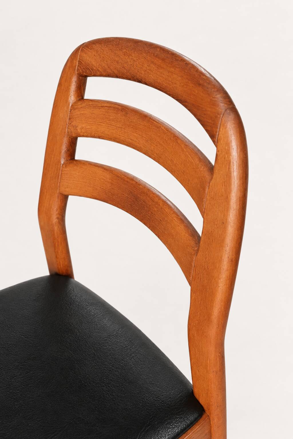 Dyrlund dining chair teakwood