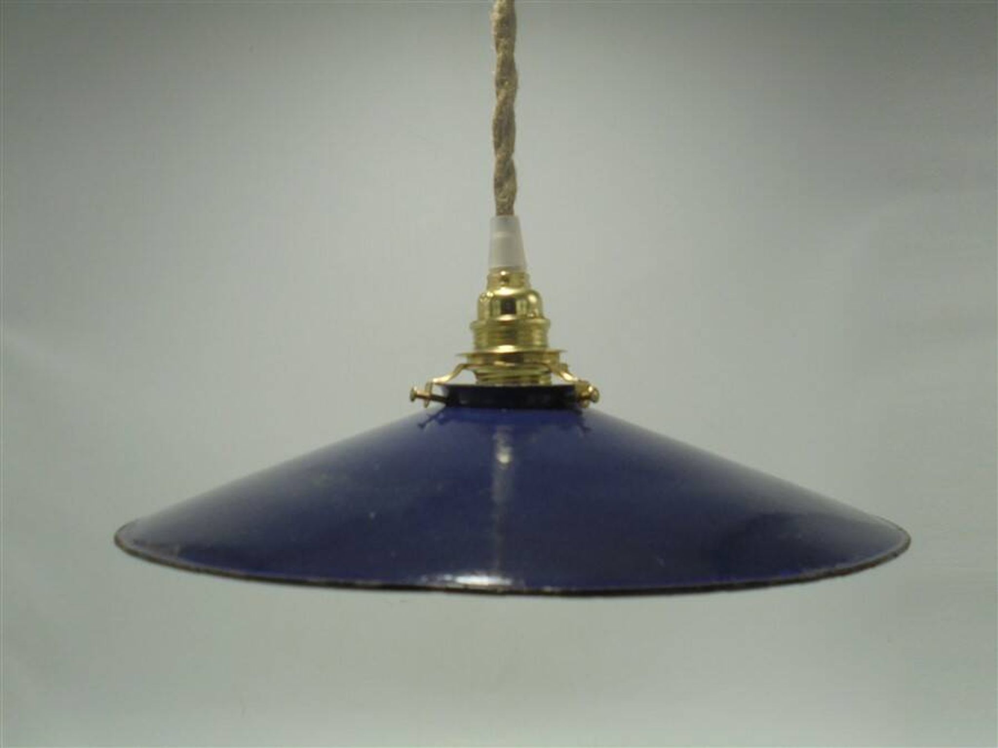 Enamelled sheet metal suspension