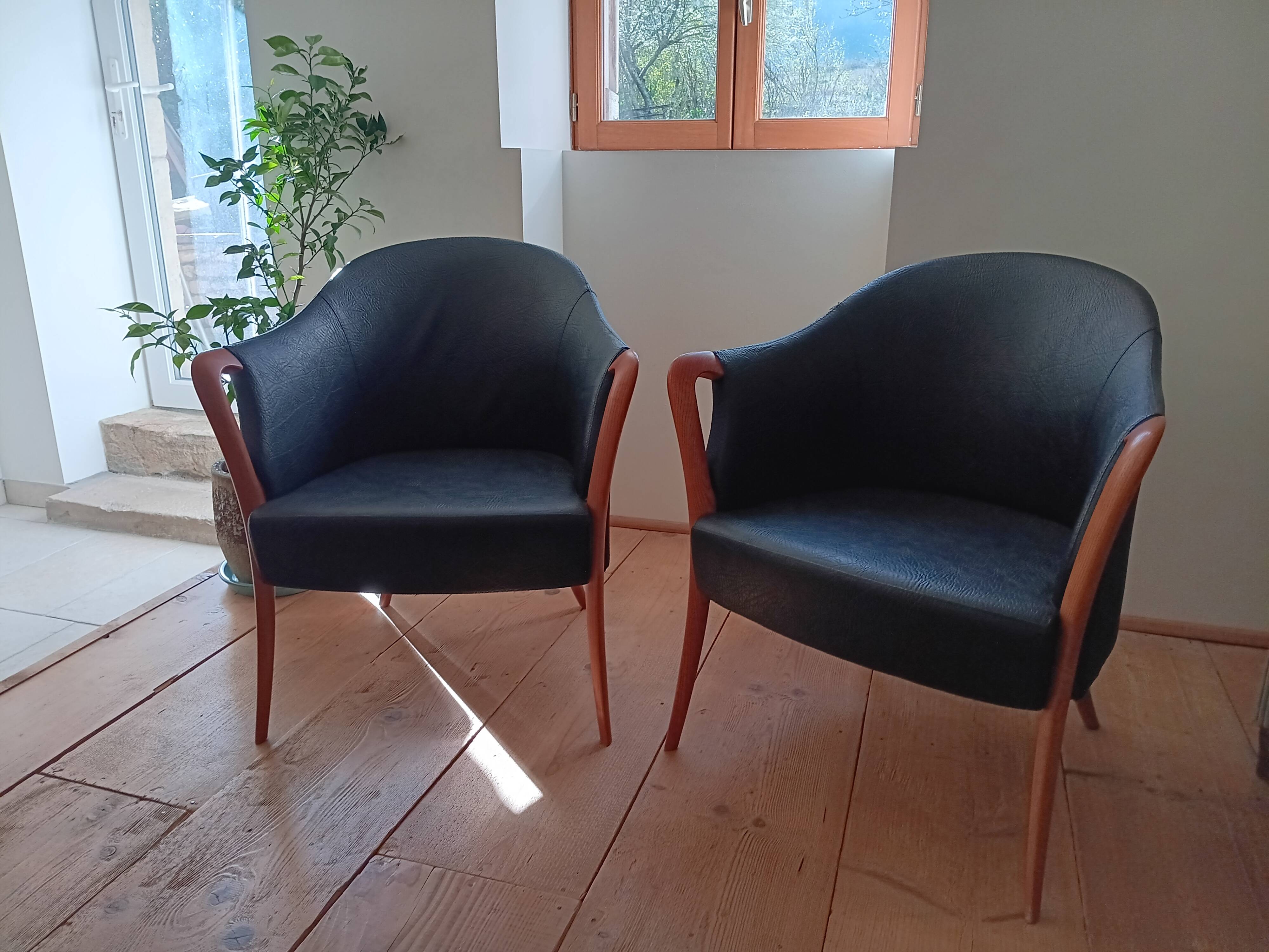 Pair of leather and wood armchairs in the Umberto Asnago style.