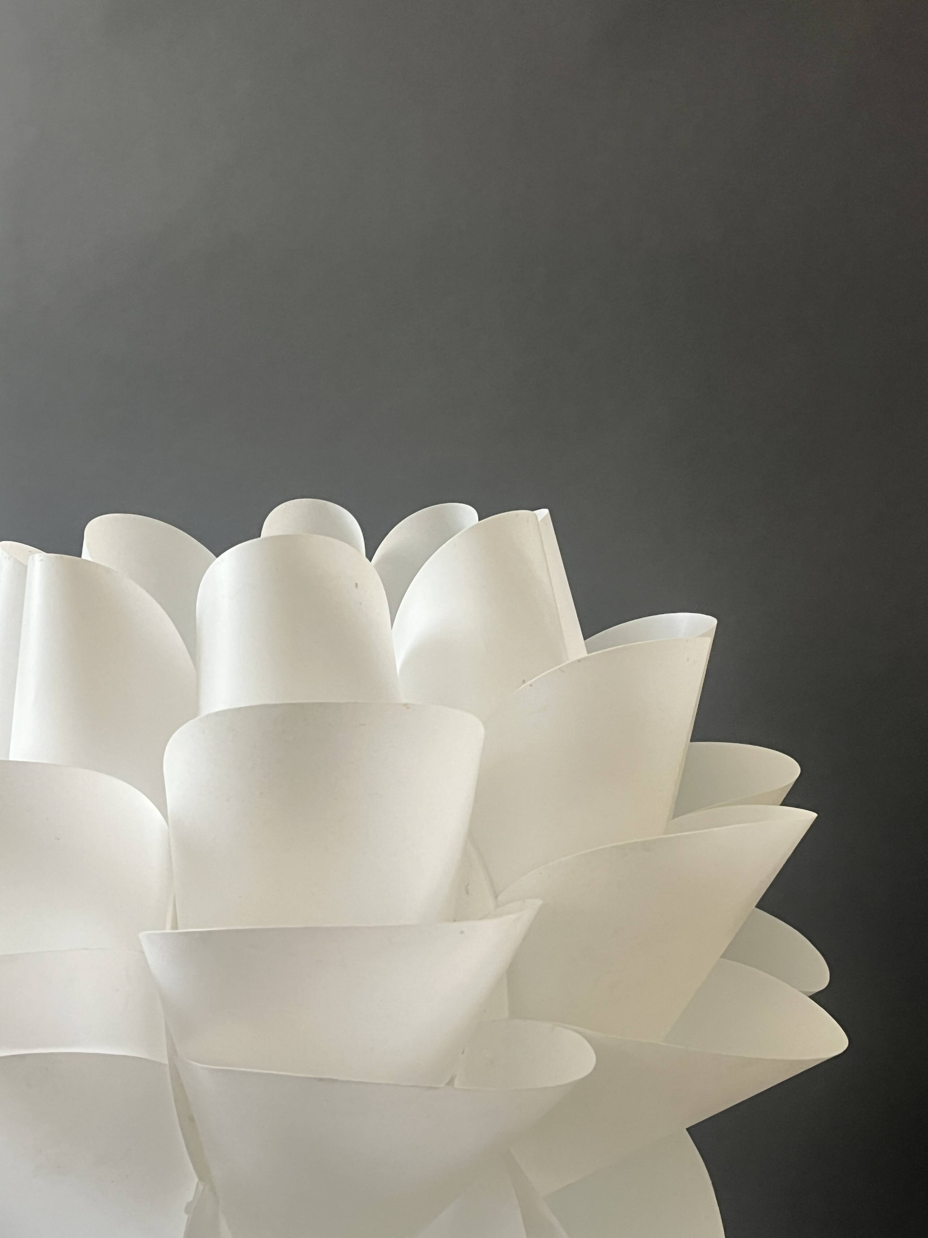 White artichoke tulip design table lamp