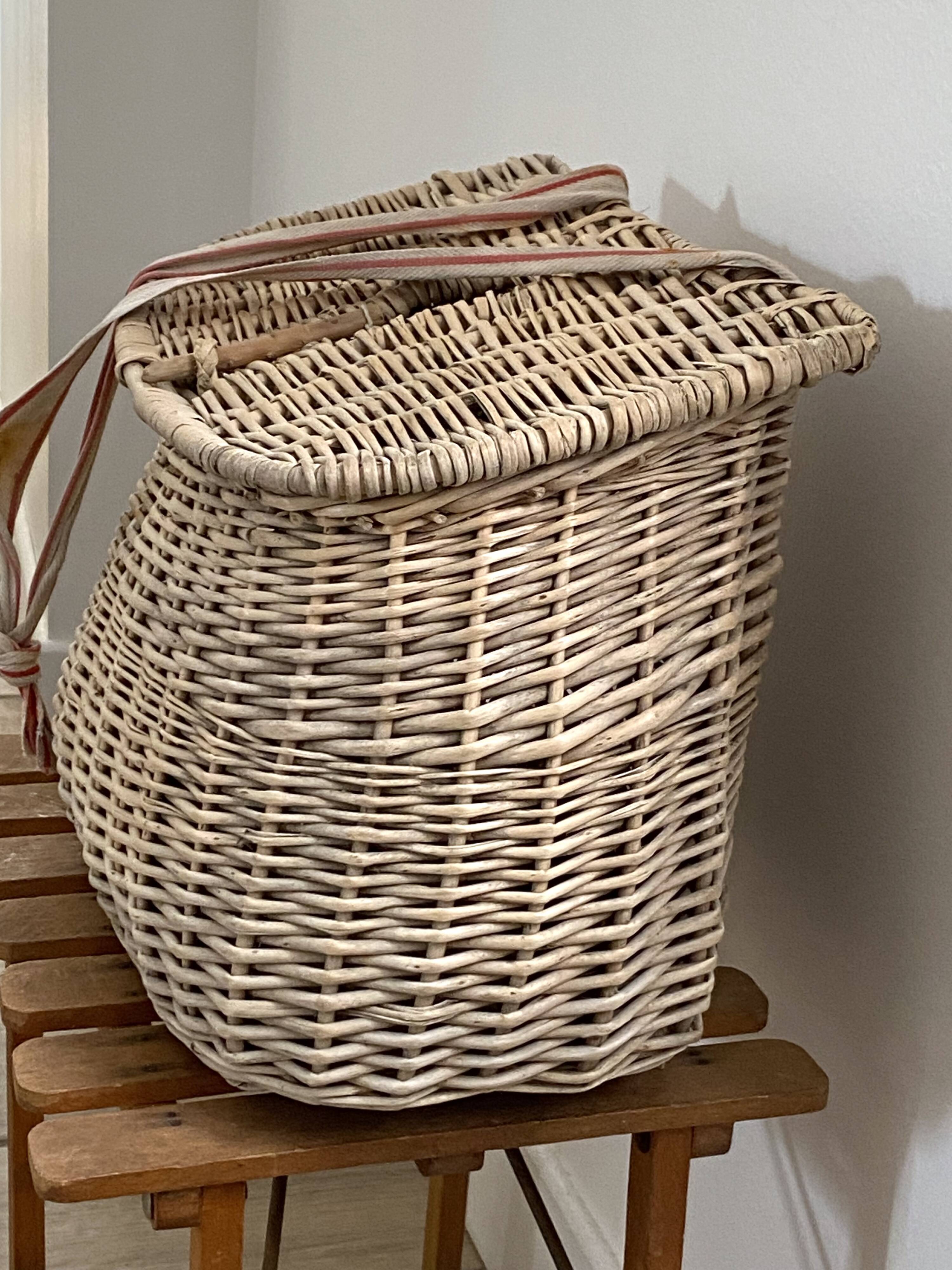 Walking fishing basket
