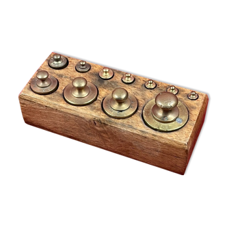Chamfered walnut box of 11 brass weight from 1g to 200g