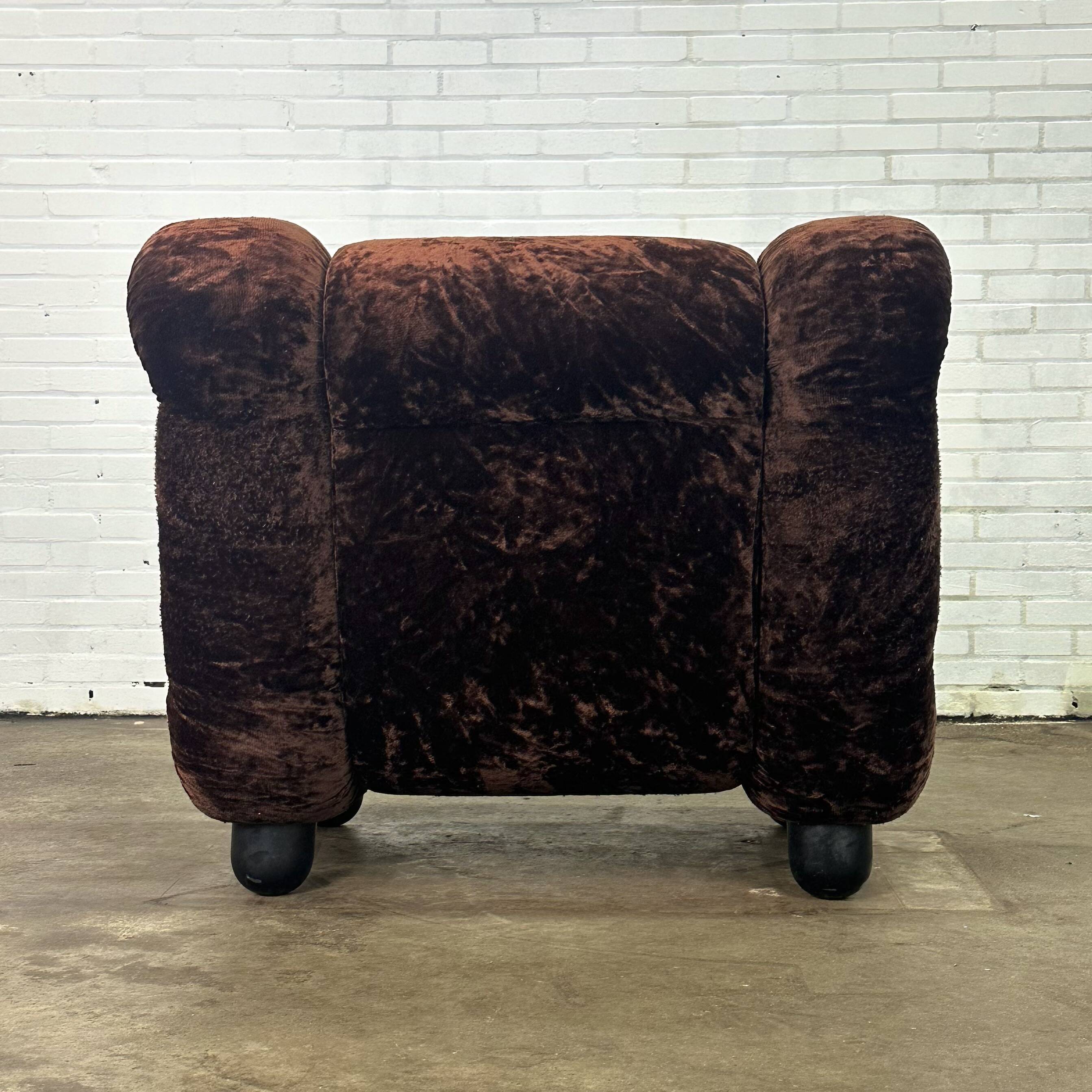 Fauteuil vintage italien en velours marron foncé