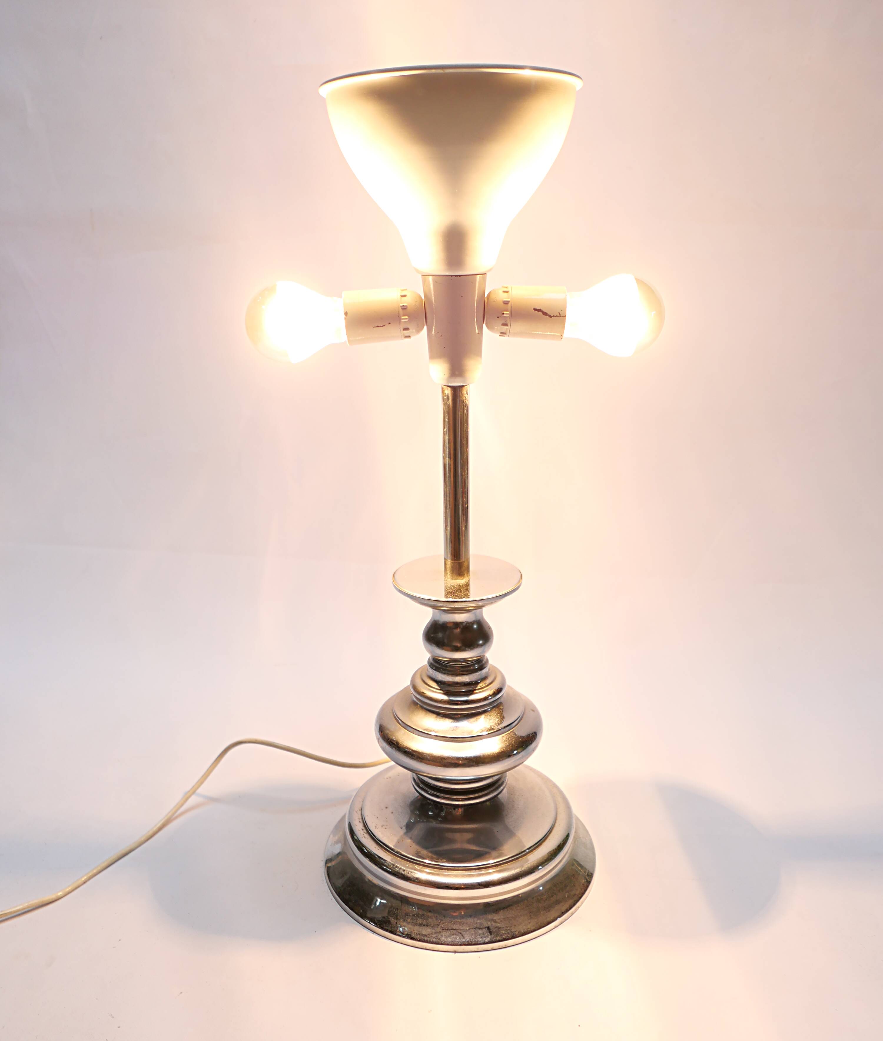 lampe ancienne en métal vintage design 1950 1970