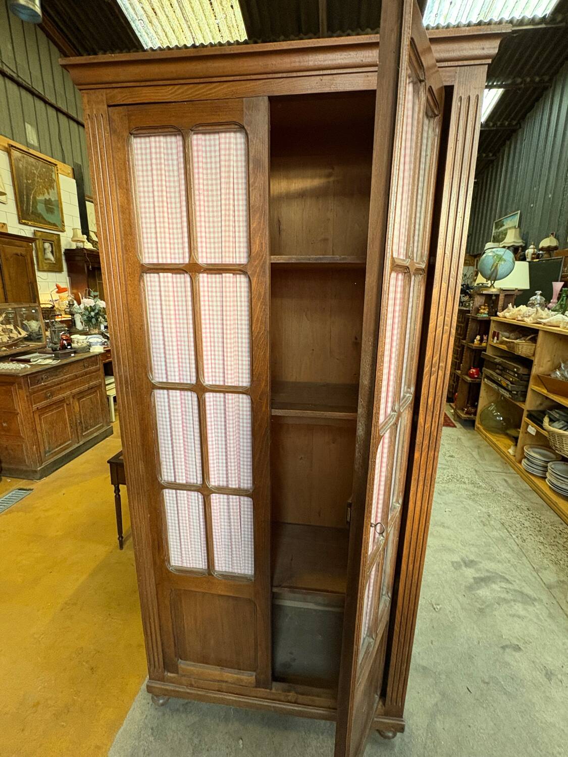 Ancienne Armoire parisienne vitrée en bois