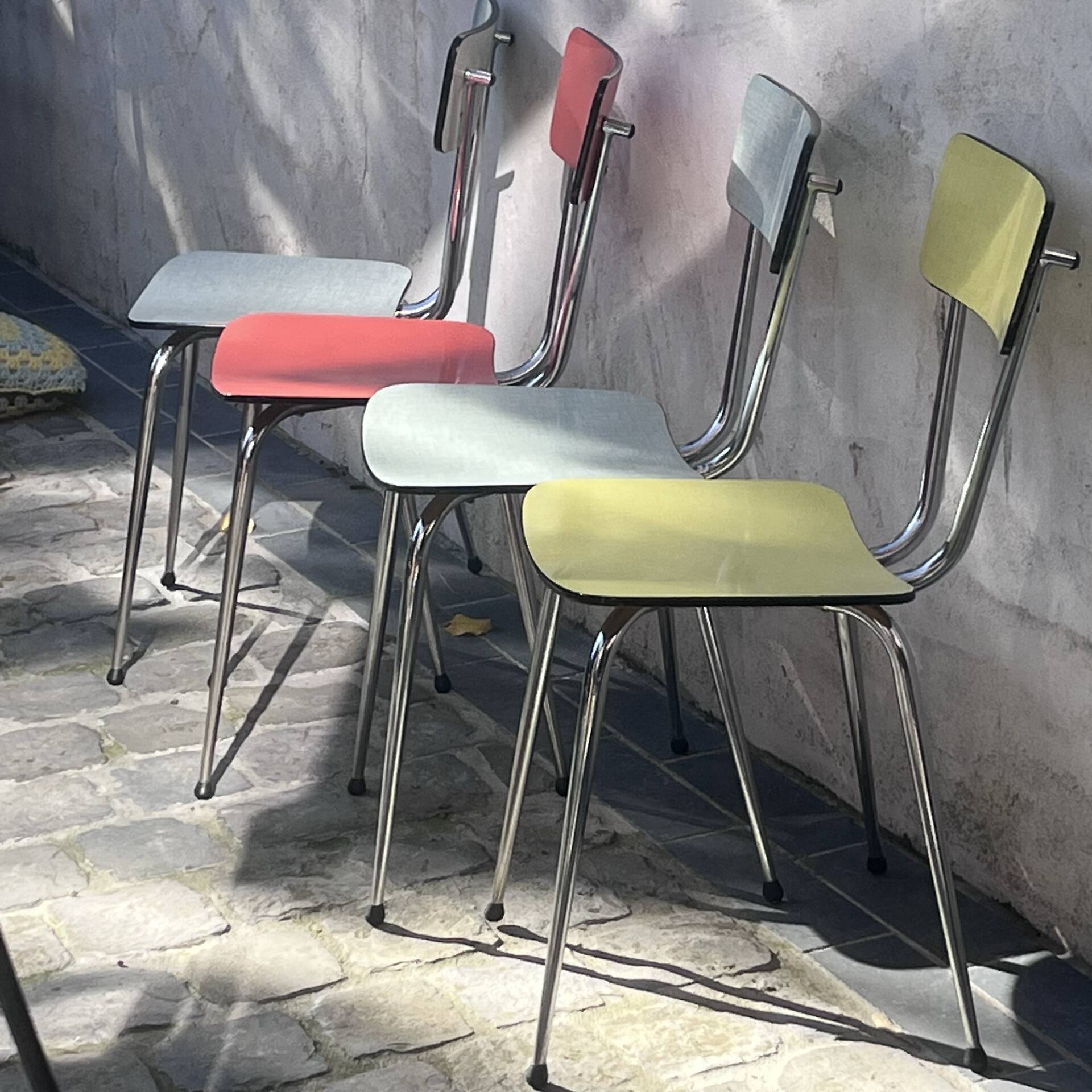 4 chaises en formica