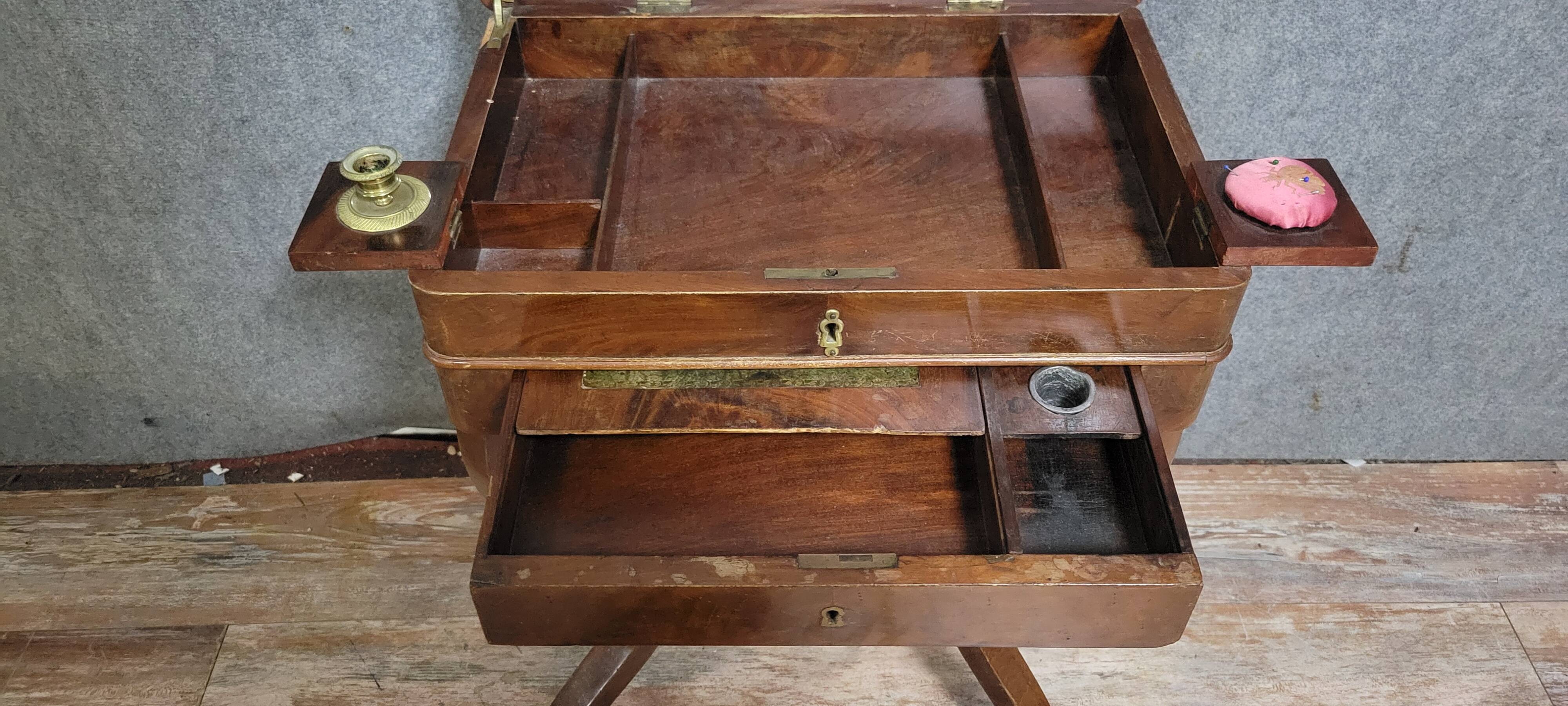 Empire writing table, in mahogany, resting on curved legs.