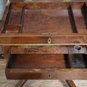 Table écritoire époque Empire, en acajou, reposant sur des pieds galbés