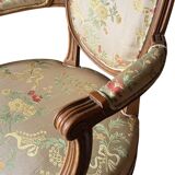 Paire de fauteuils cabriolets Louis XVI en soie
