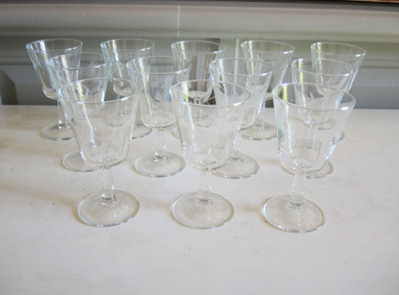 Service of 33 glasses on foot & carafe