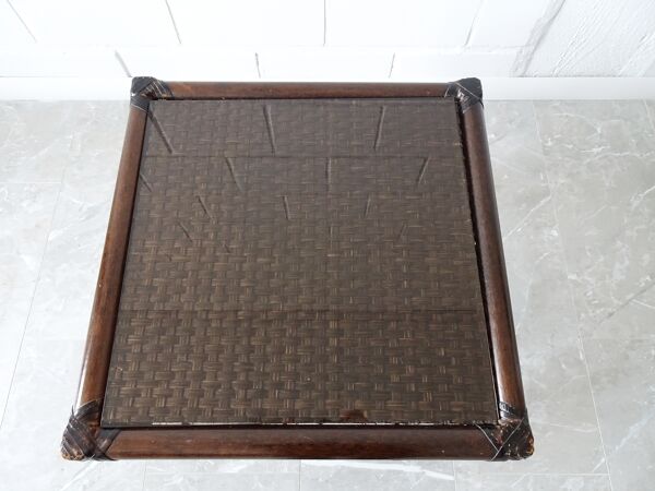 table basse En Bambou Avec Le Rotin Et Le Verre Fumé, table Latérale Foncée En Bambou