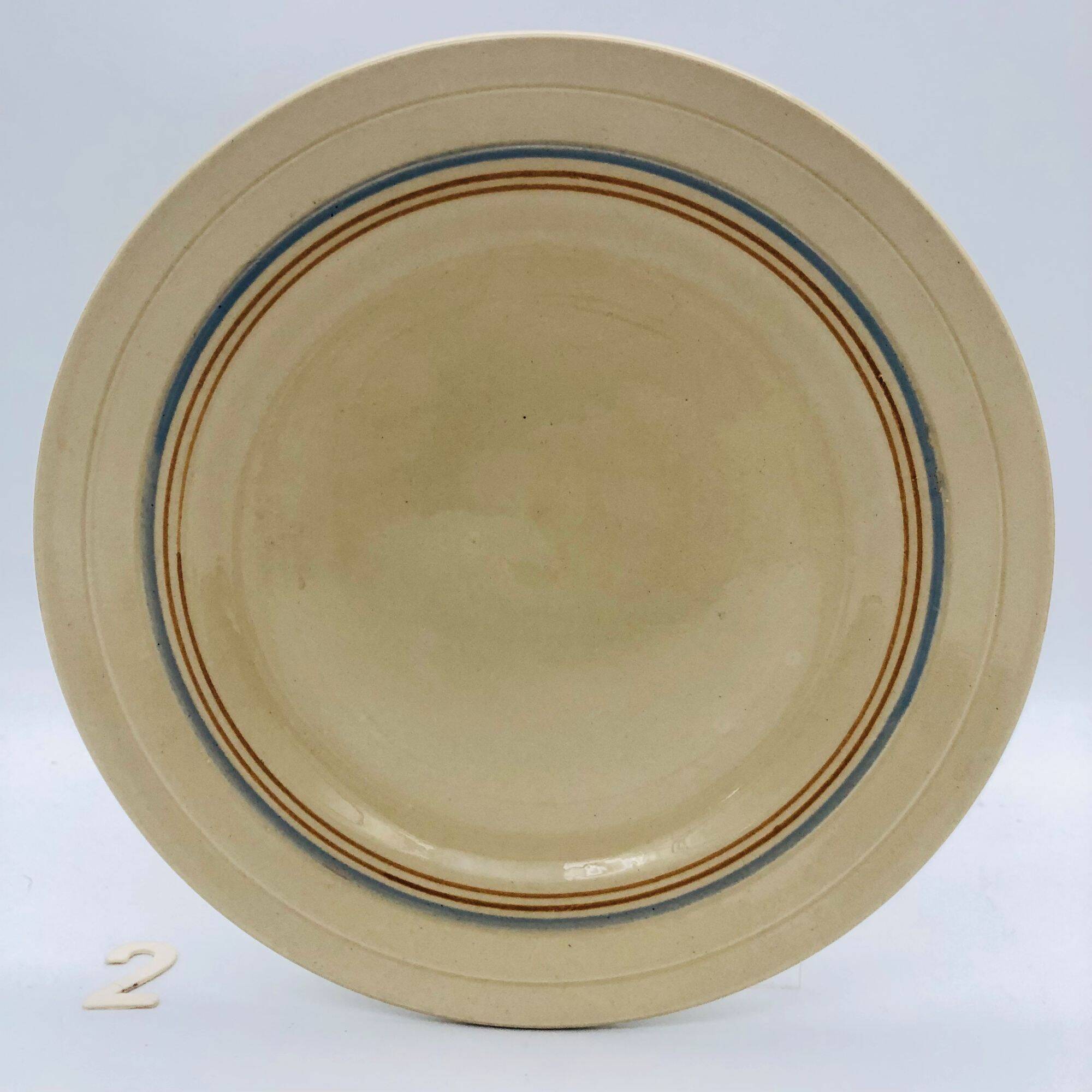 6 flat plates with a fine decoration of blue and gold borders.