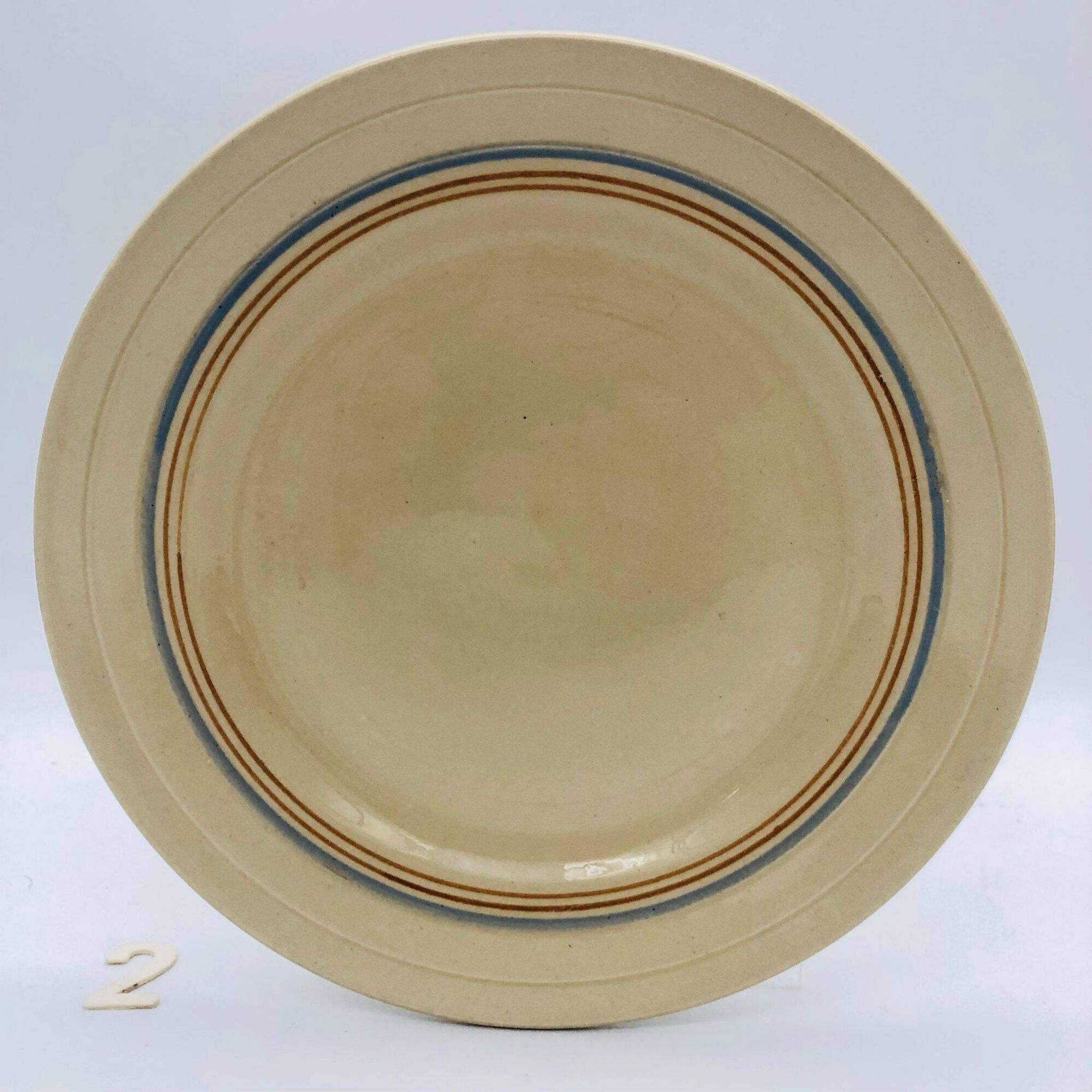 6 flat plates with a fine decoration of blue and gold borders.