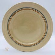 6 flat plates with a fine decoration of blue and gold borders.