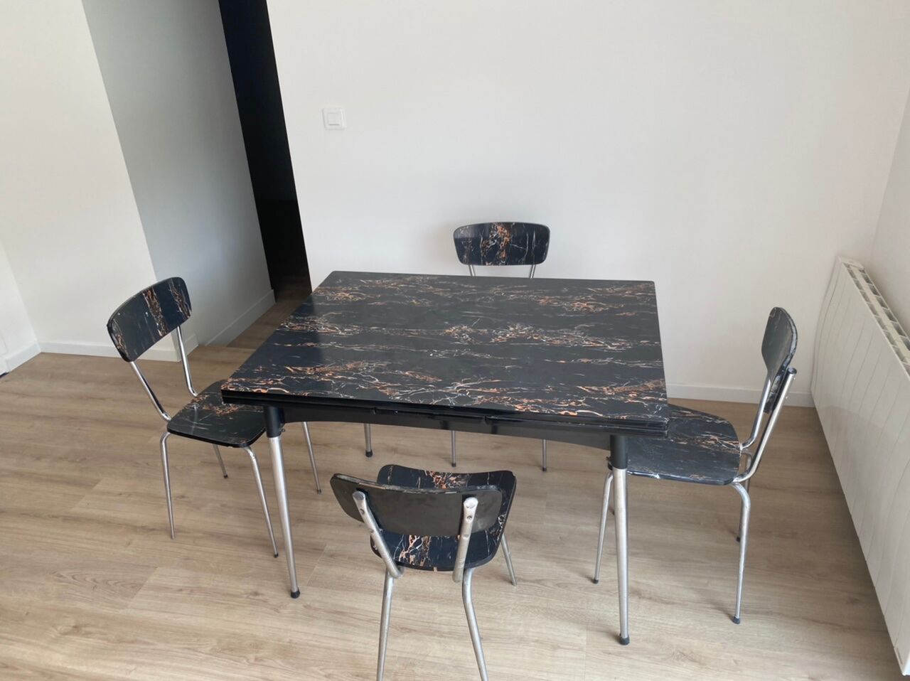 Marbled formica table & 4 chairs